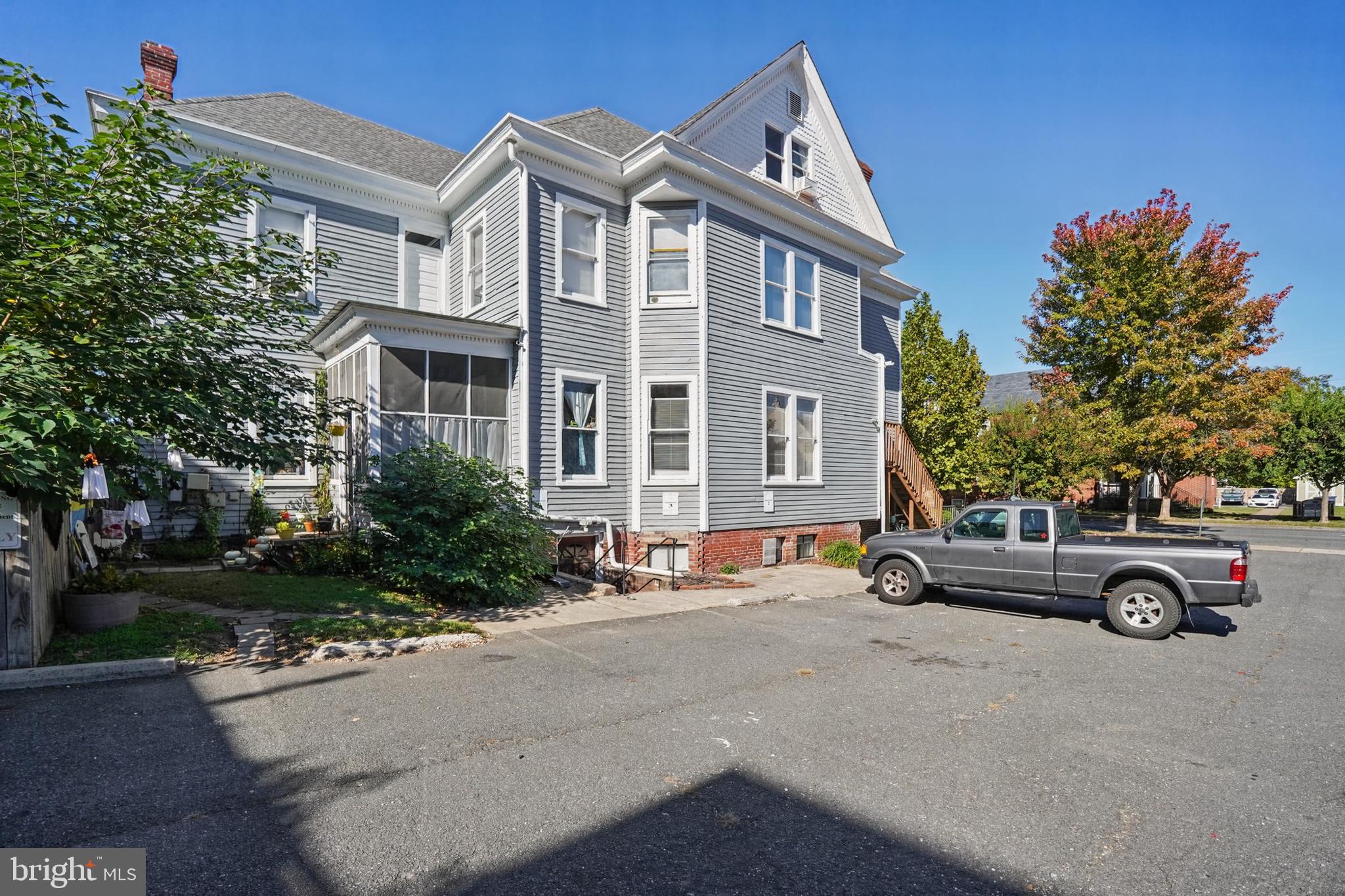 1122 CAROLINE STREET 6