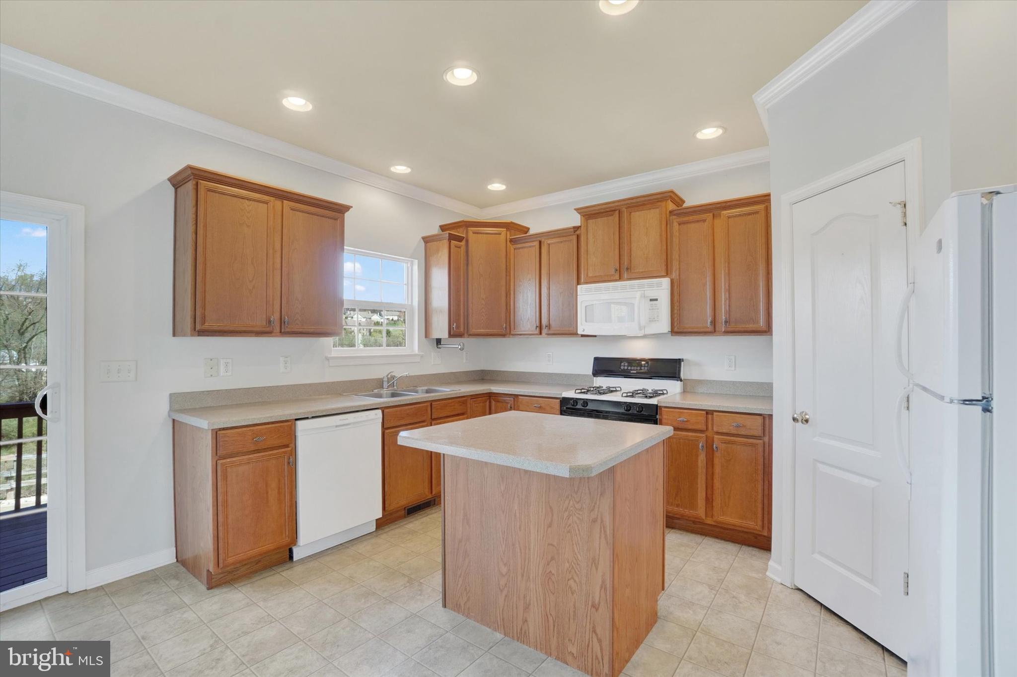 HUNT CLUB CONDOS - Residential