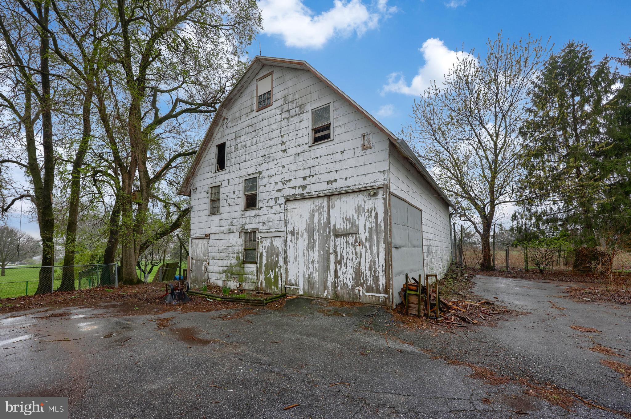 670 GREENTREE ROAD