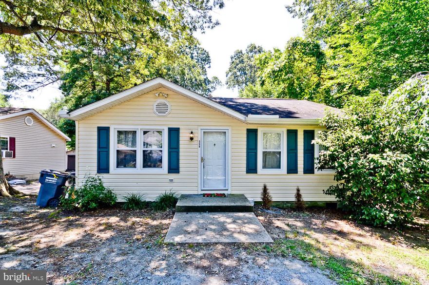 PENDING RELEASE - What a CUTE cape cod. Nestled on a beautiful lot in White Sands, this cozy 2 bedroom is perfect for your client! Open entryway and family room with hardwood floors will impress even the pickiest buyers. Plus the large eat-in kitchen features the sliding glass door that leads to the LARGE backyard. To top it off, the bedrooms are a great size and the bathroom is massive. Don't miss your opportunity to tour this home!