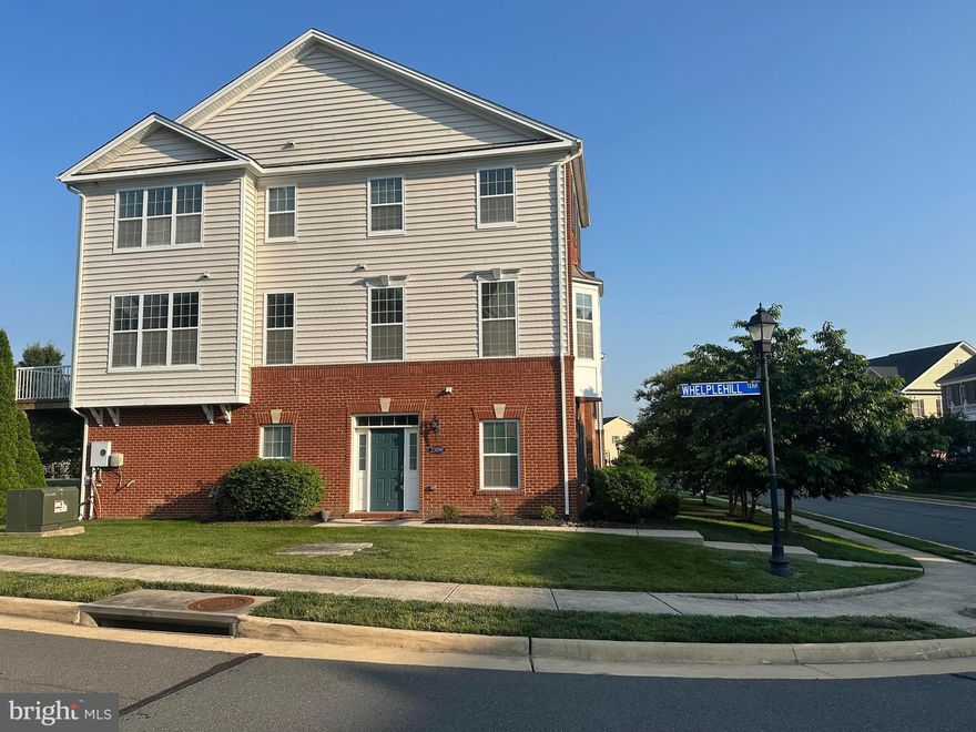 Build in 2014, Three level 4 bedroom and 3 1/2 bath, End Unit Town Home Build By Toll Brothers. Enjoy All the Amenities Loudoun Valleyhas to Offer. Hardwood Floor on Main Level, Stainless Steel Appliances, Granite Countertop,Washer and Dryer on Bedroom Level. PLEASE REMOVE YOUR SHOES.

Apply through Rentspree online with the link provided in the listing.