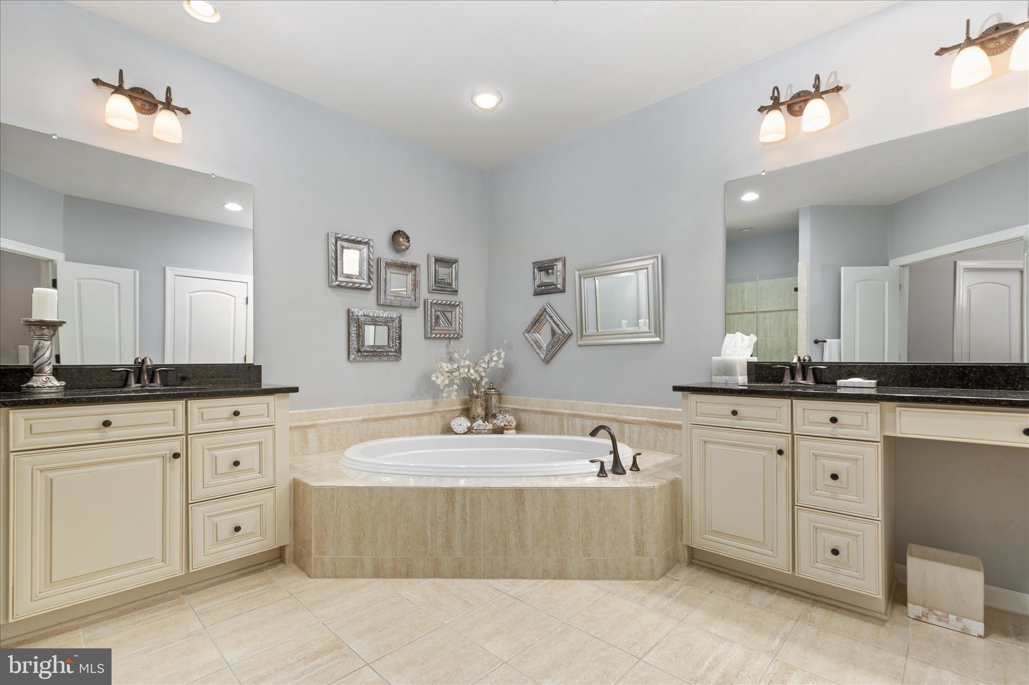 KENSINGTON MANOR - Residential