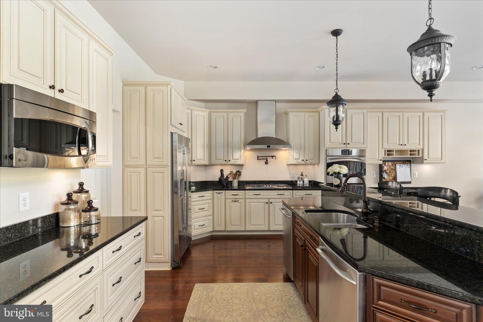 KENSINGTON MANOR - Residential