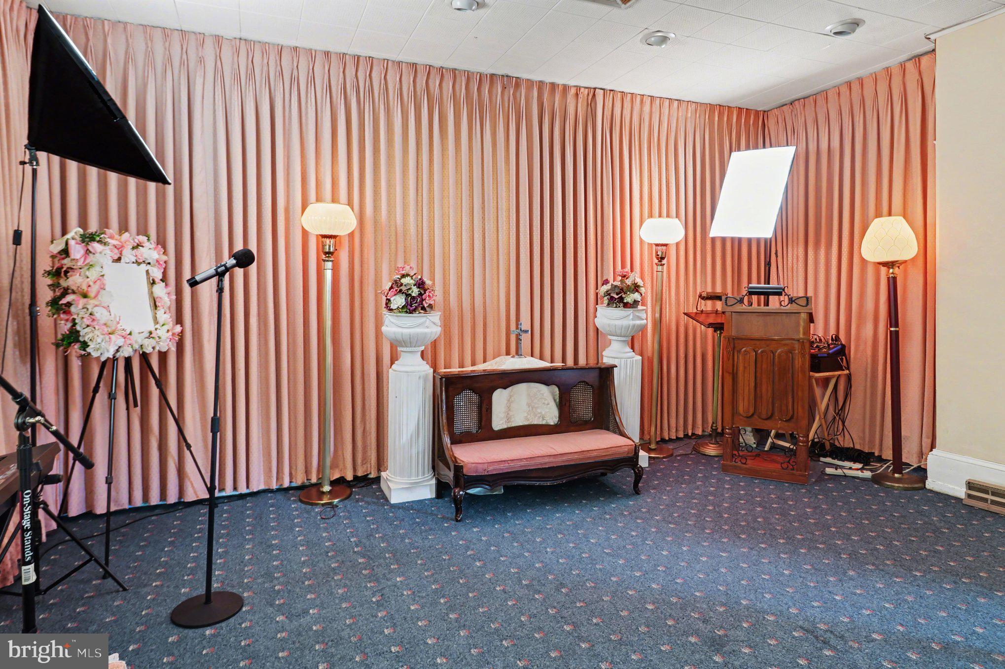 HOLMESBURG - Commercial Sale