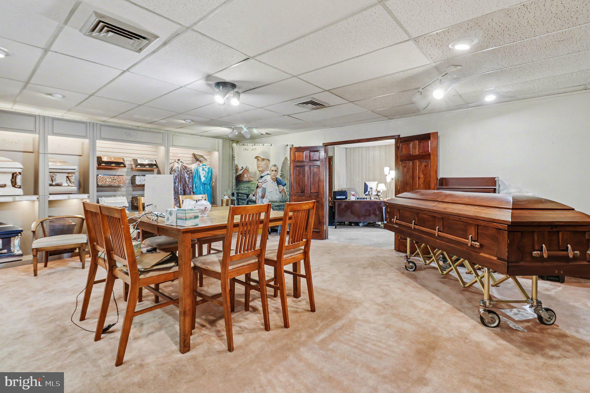 HOLMESBURG - Commercial Sale