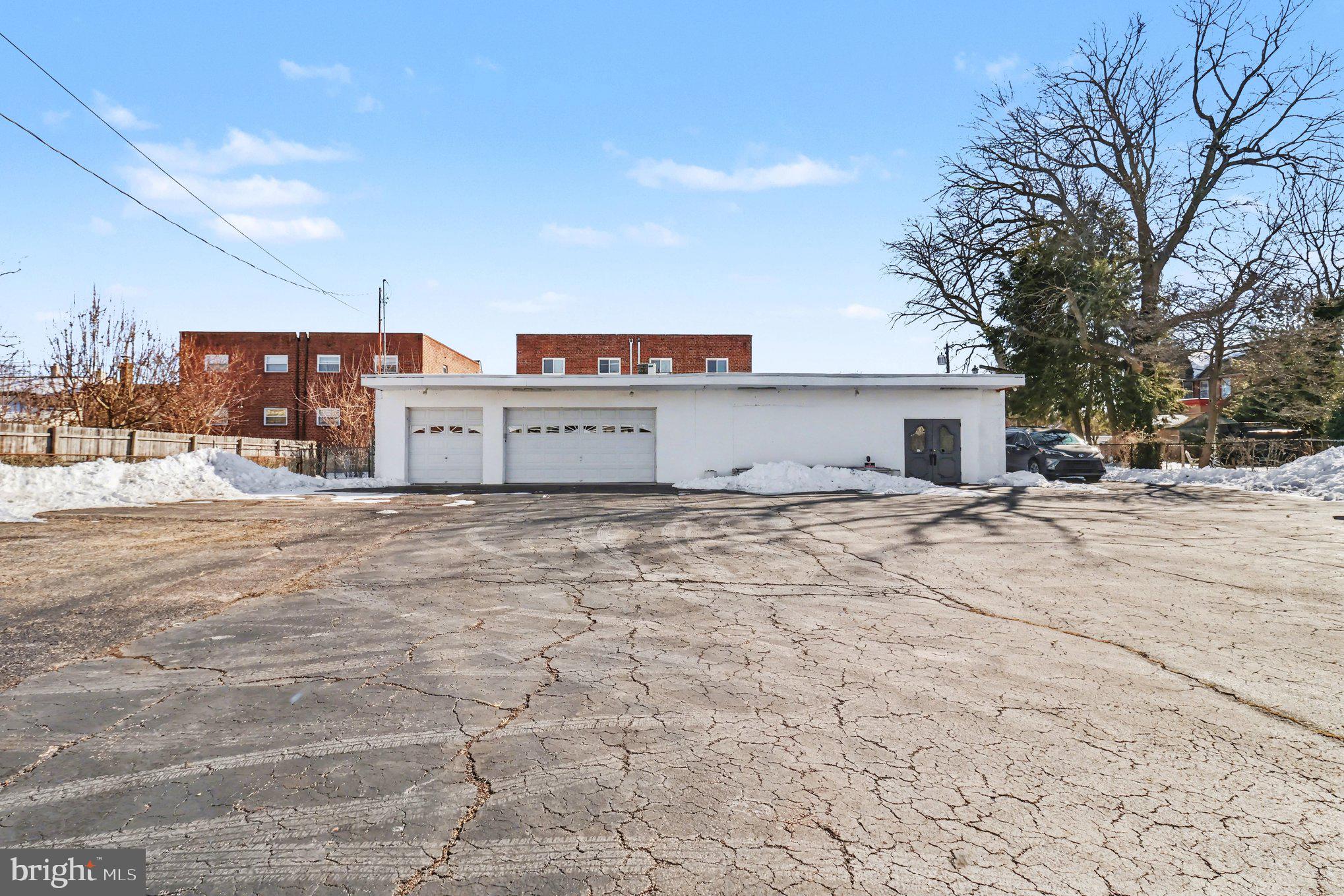 HOLMESBURG - Commercial Sale