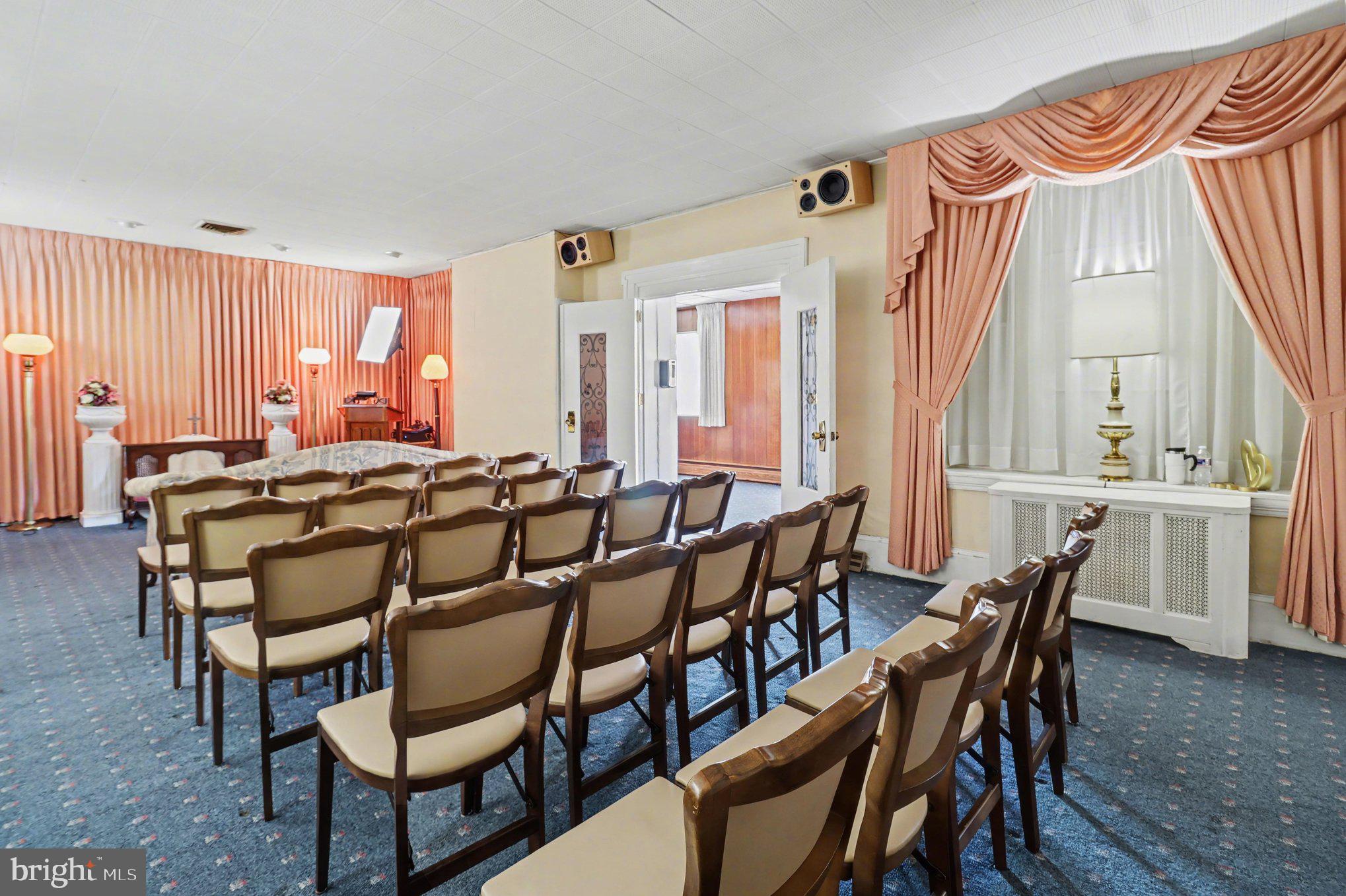 HOLMESBURG - Commercial Sale