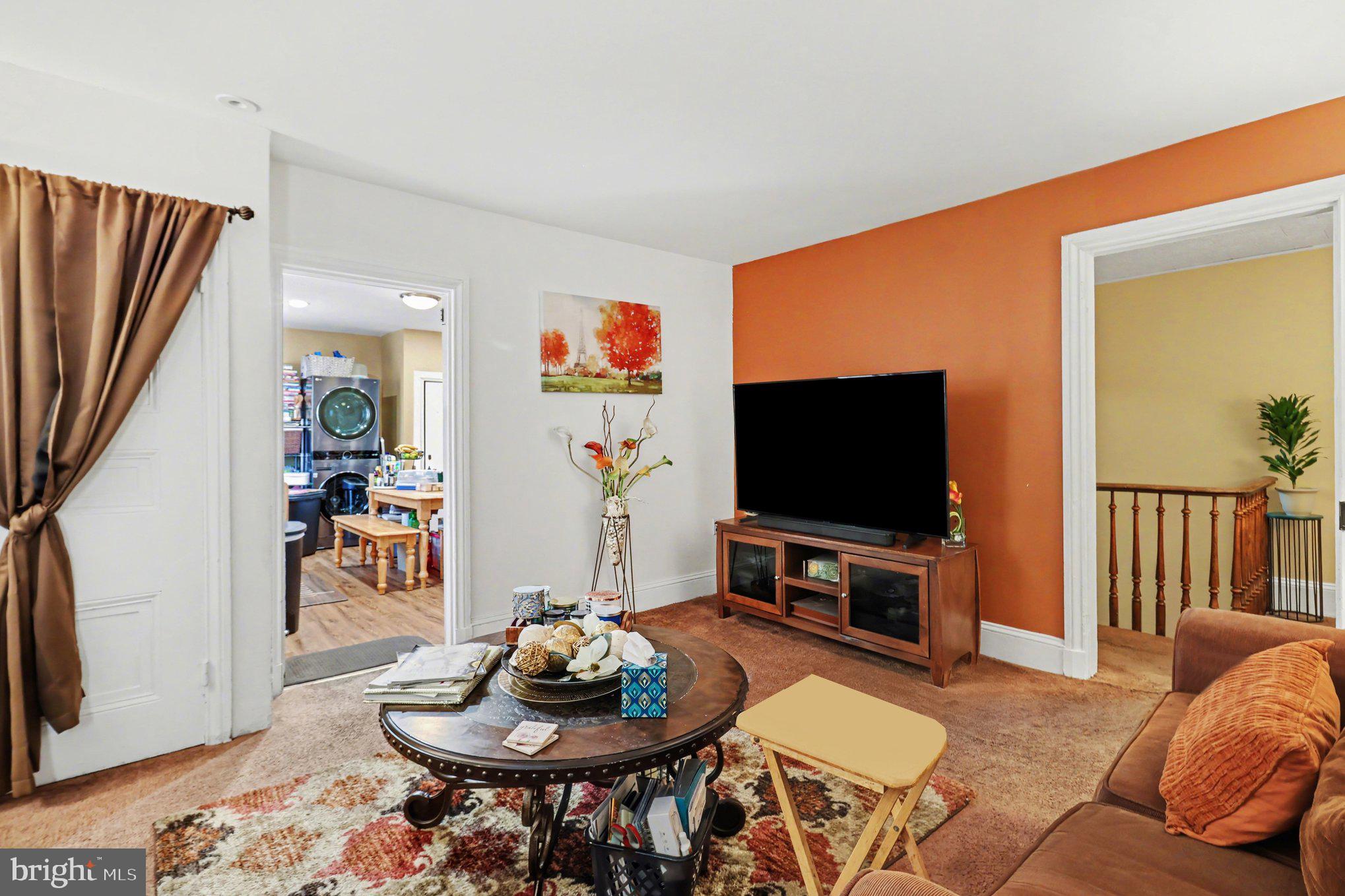 HOLMESBURG - Commercial Sale