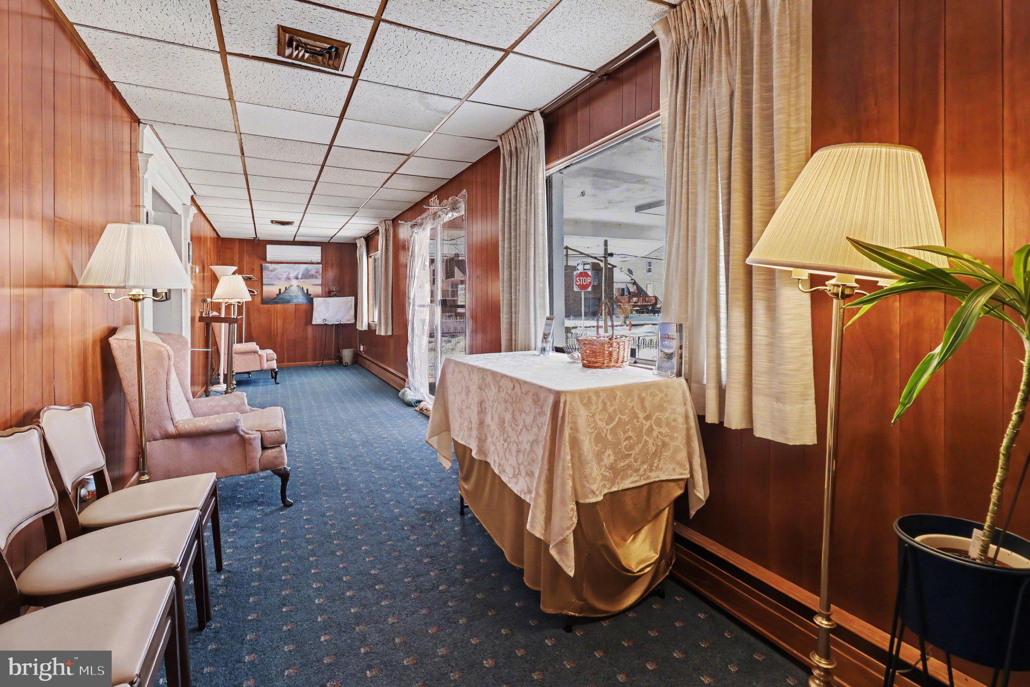 HOLMESBURG - Commercial Sale