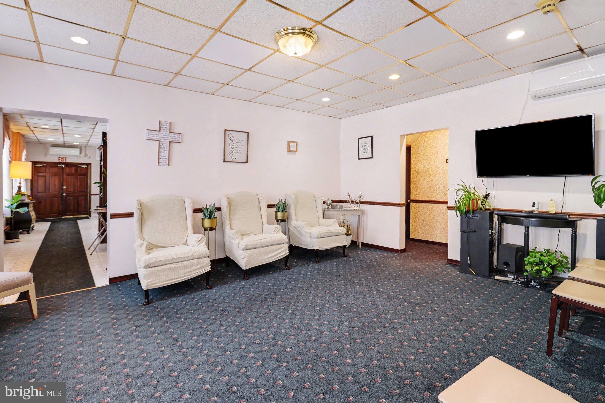 HOLMESBURG - Commercial Sale