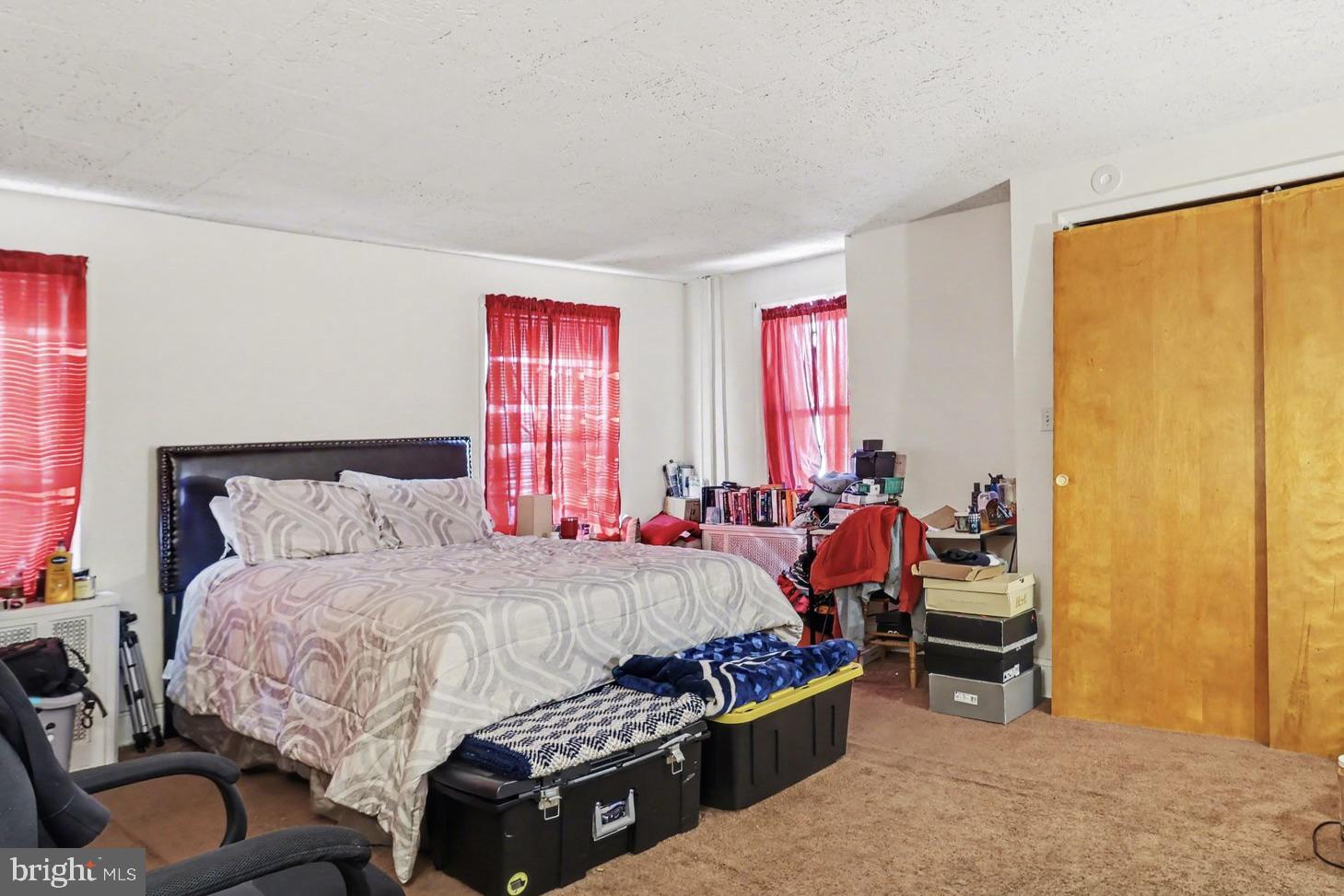 HOLMESBURG - Commercial Sale