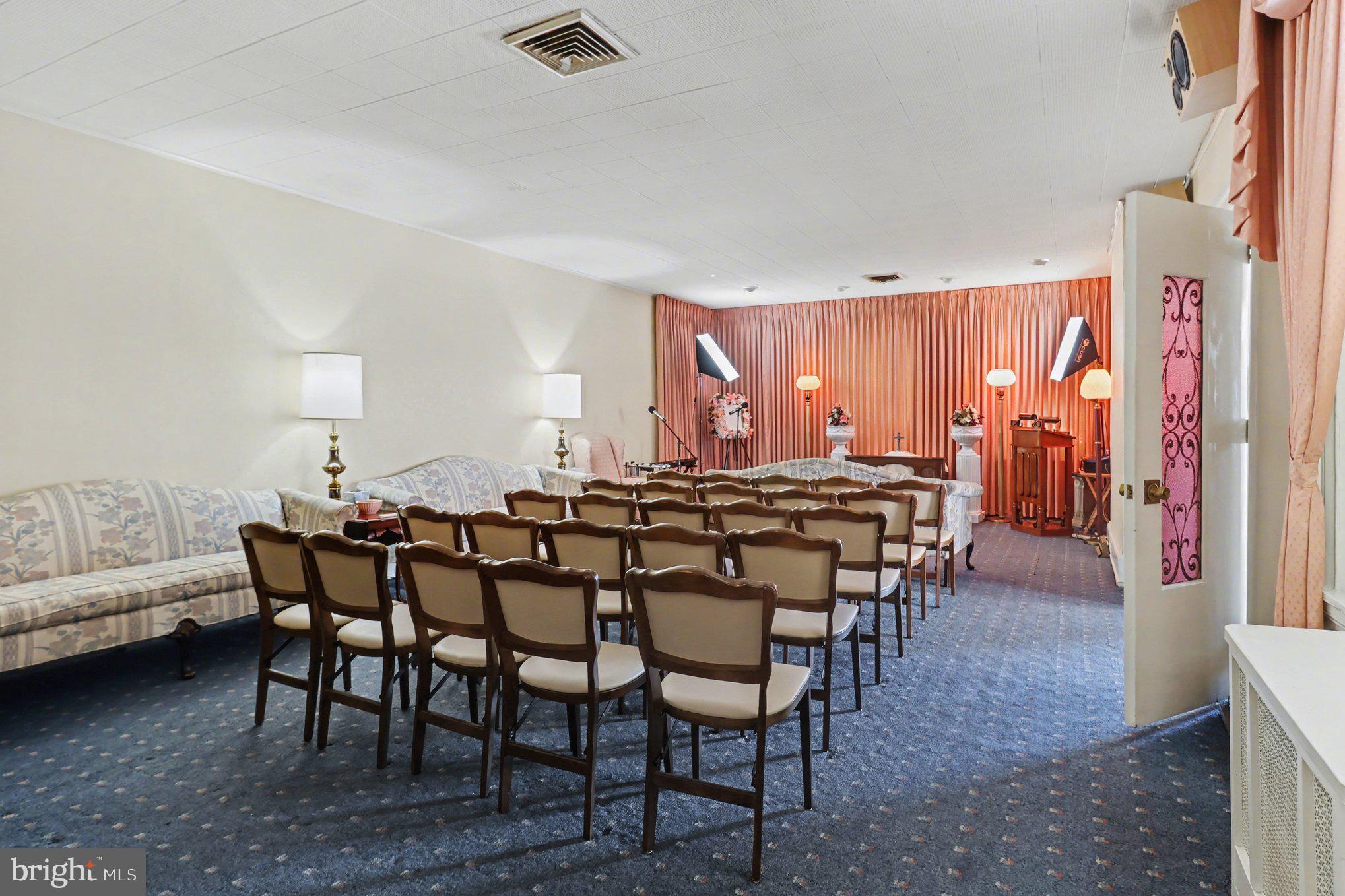 HOLMESBURG - Commercial Sale