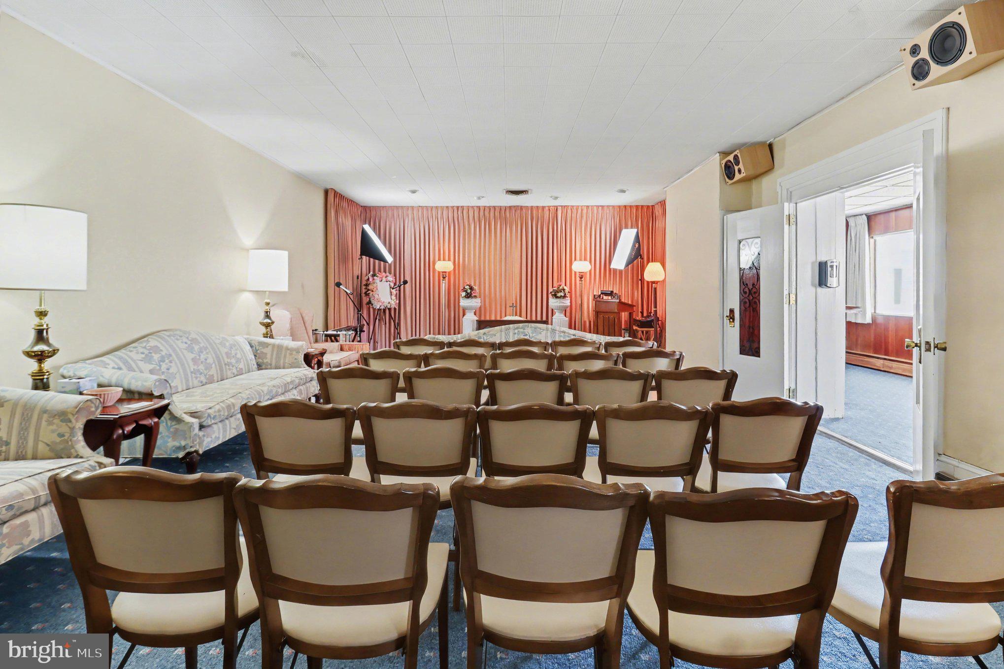 HOLMESBURG - Commercial Sale