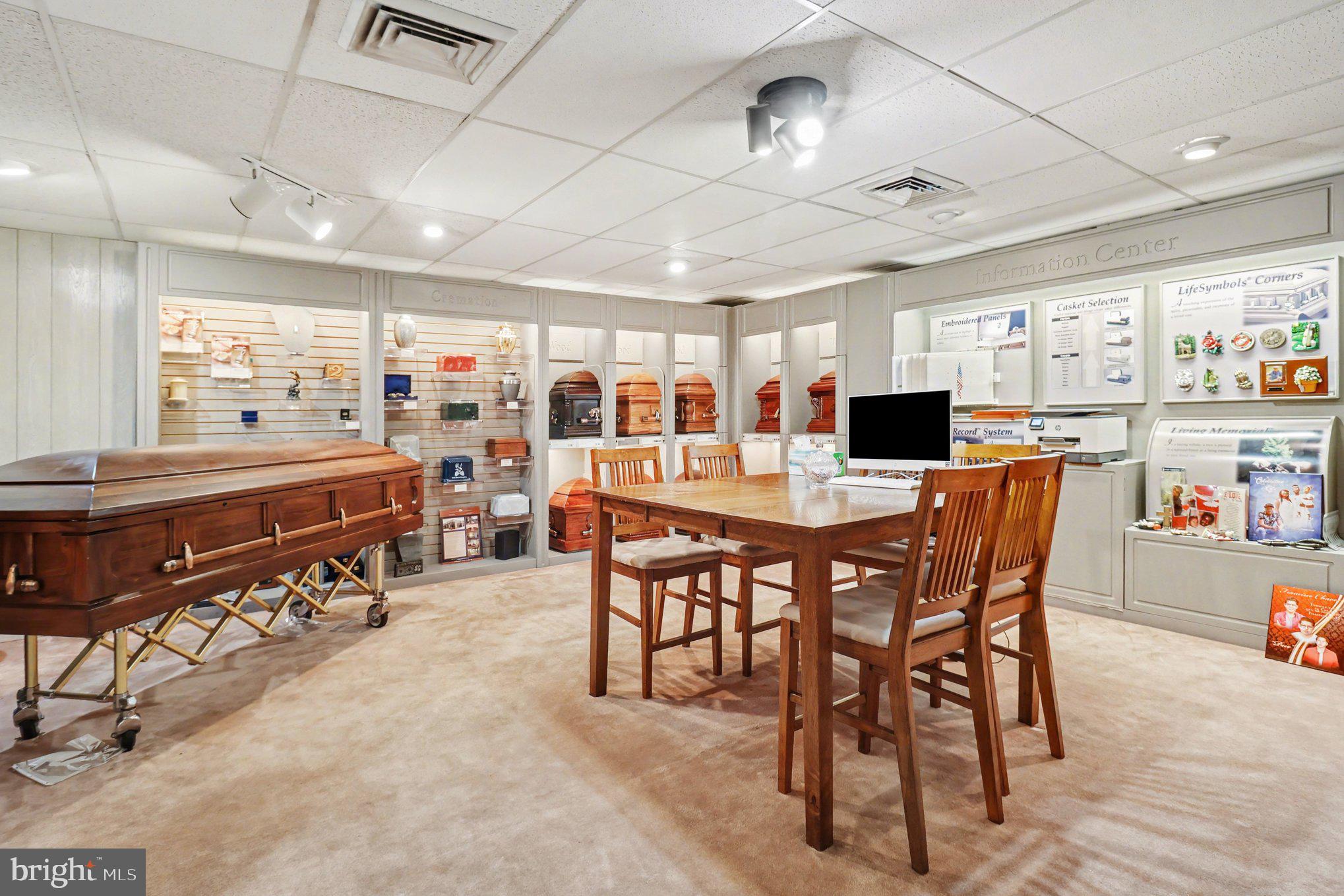 HOLMESBURG - Commercial Sale