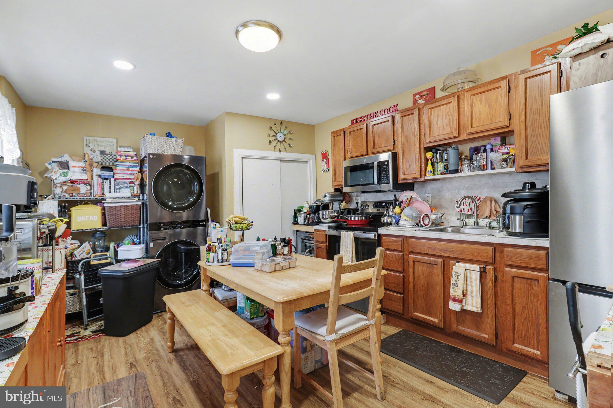 HOLMESBURG - Commercial Sale