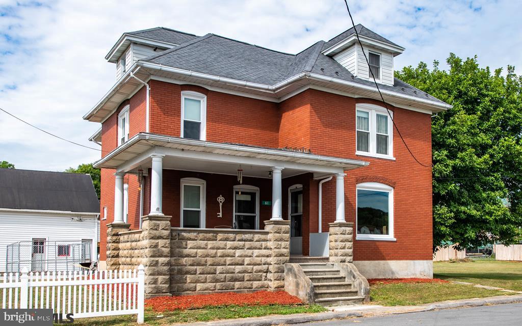 HISTORICAL BEAUTY! Don't miss this lovely 5 bedroom 1-1/2 bath brick home. Large rooms, family and formal dining room. 9'' ceilings, built-Ins, wood flooring and moldings. Remodeled kitchen and bath. Carriage house garage with a loft. New windows and heat pumps with 2 zones. Fenced flat double lot and nicely located.