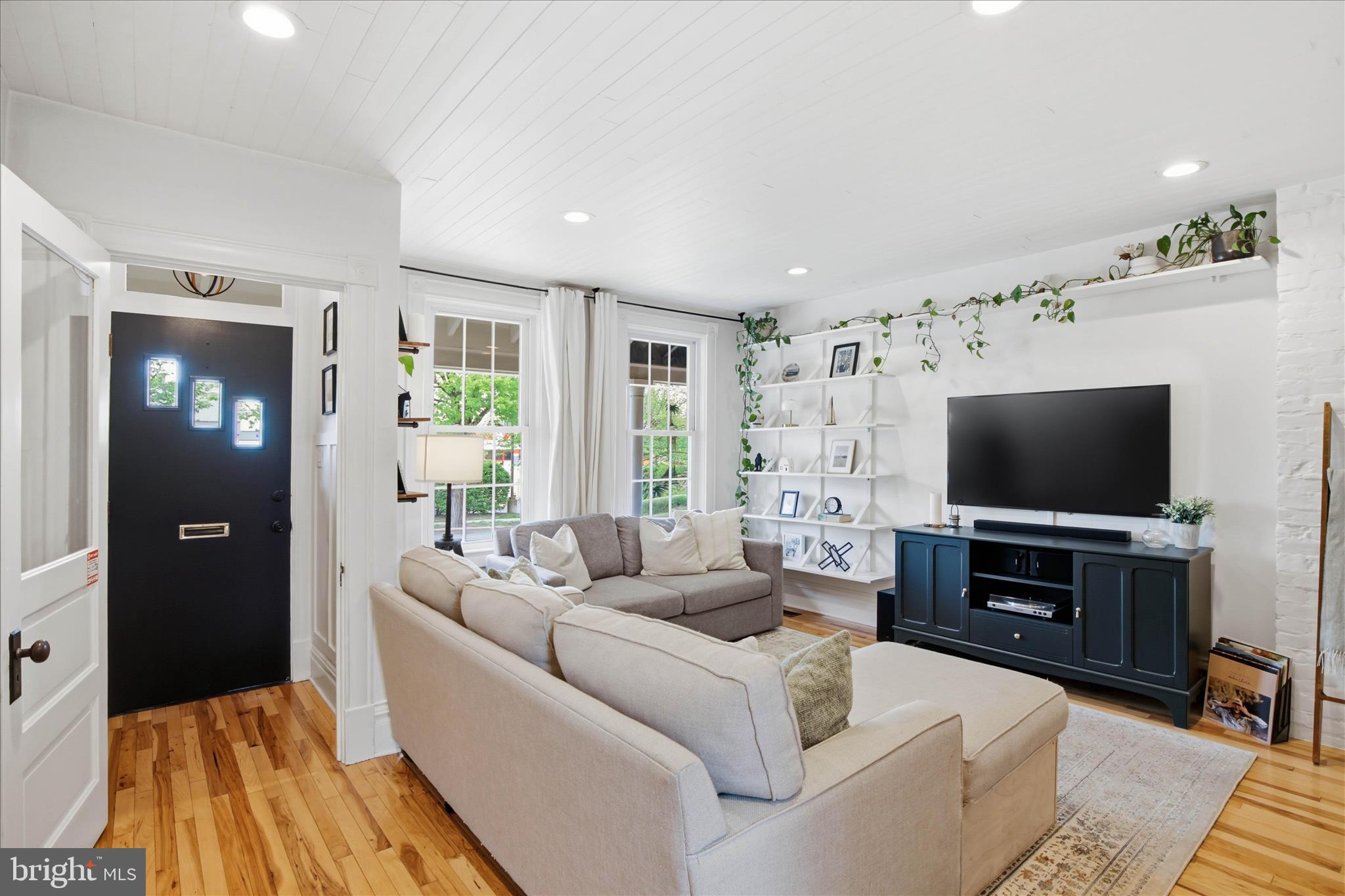 828 E CHESTNUT STREET