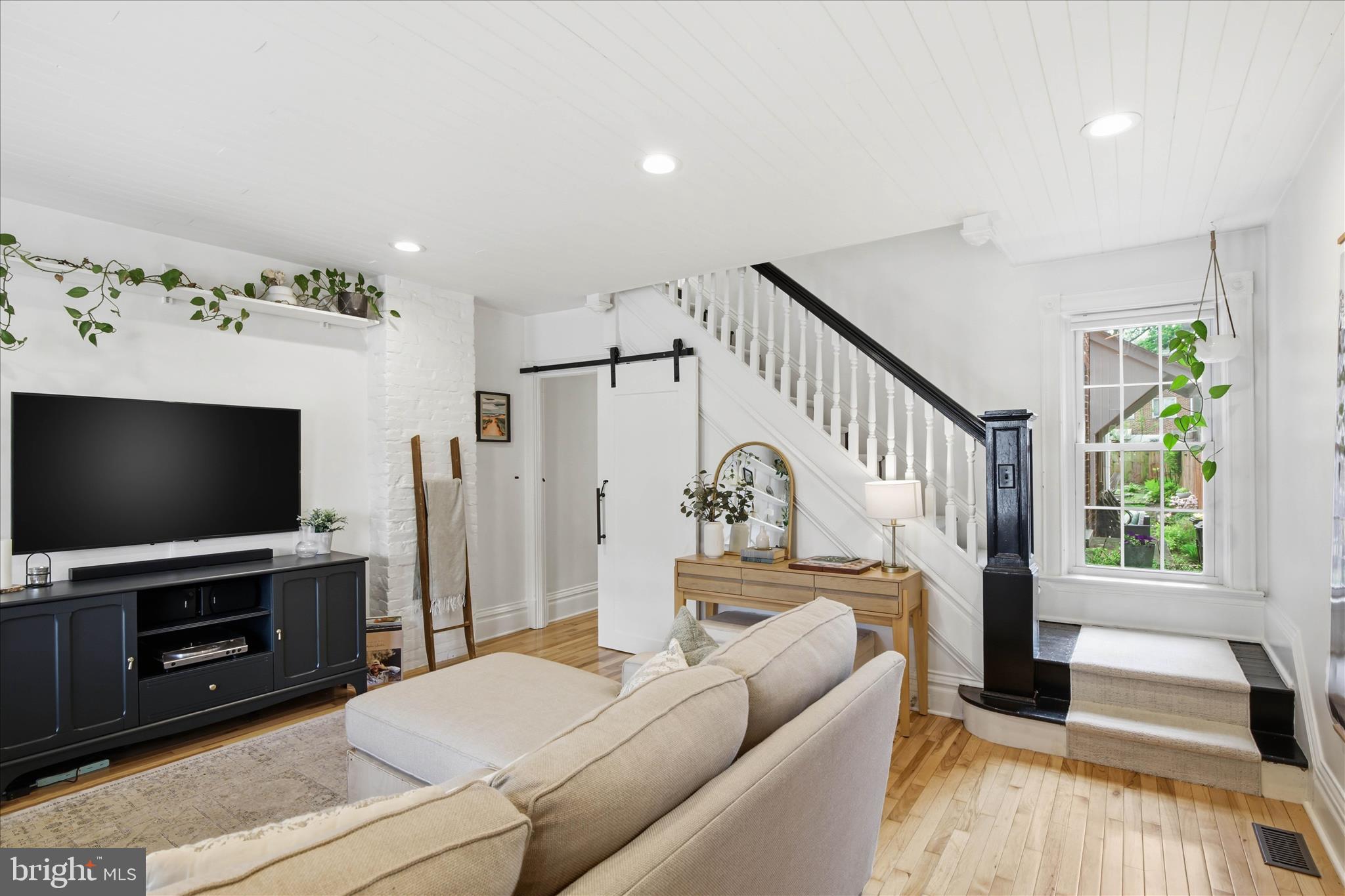 828 E CHESTNUT STREET