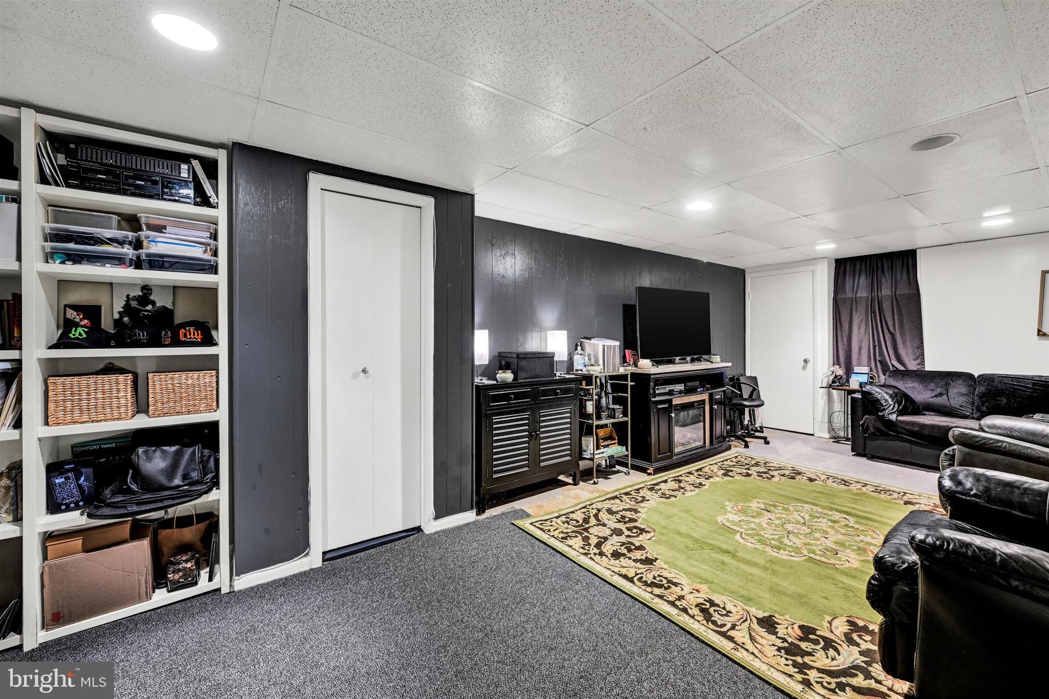 WHITE OAK MANOR - Residential