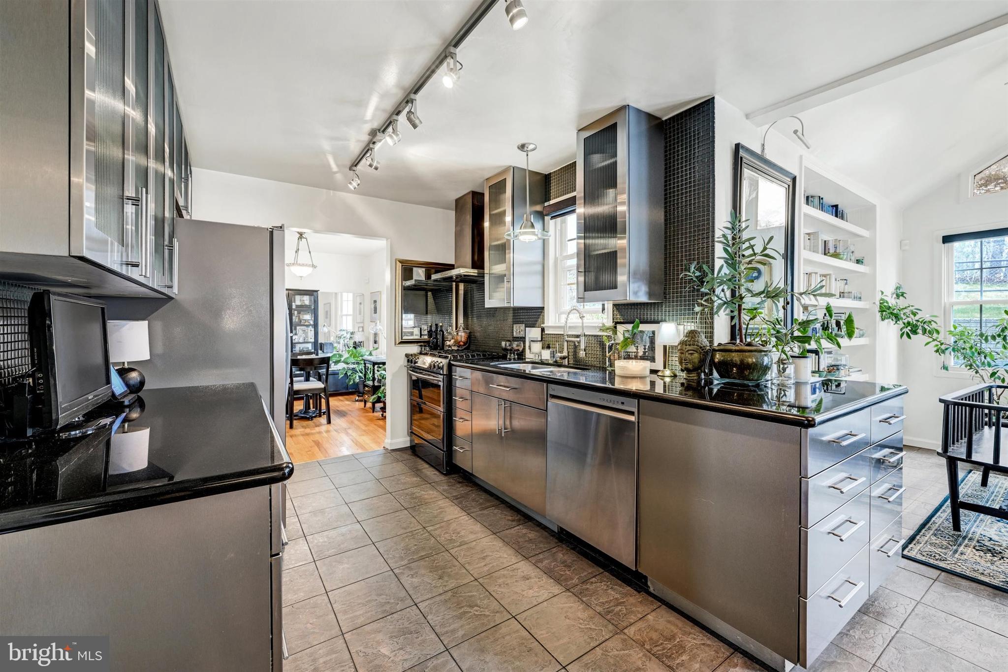 WHITE OAK MANOR - Residential