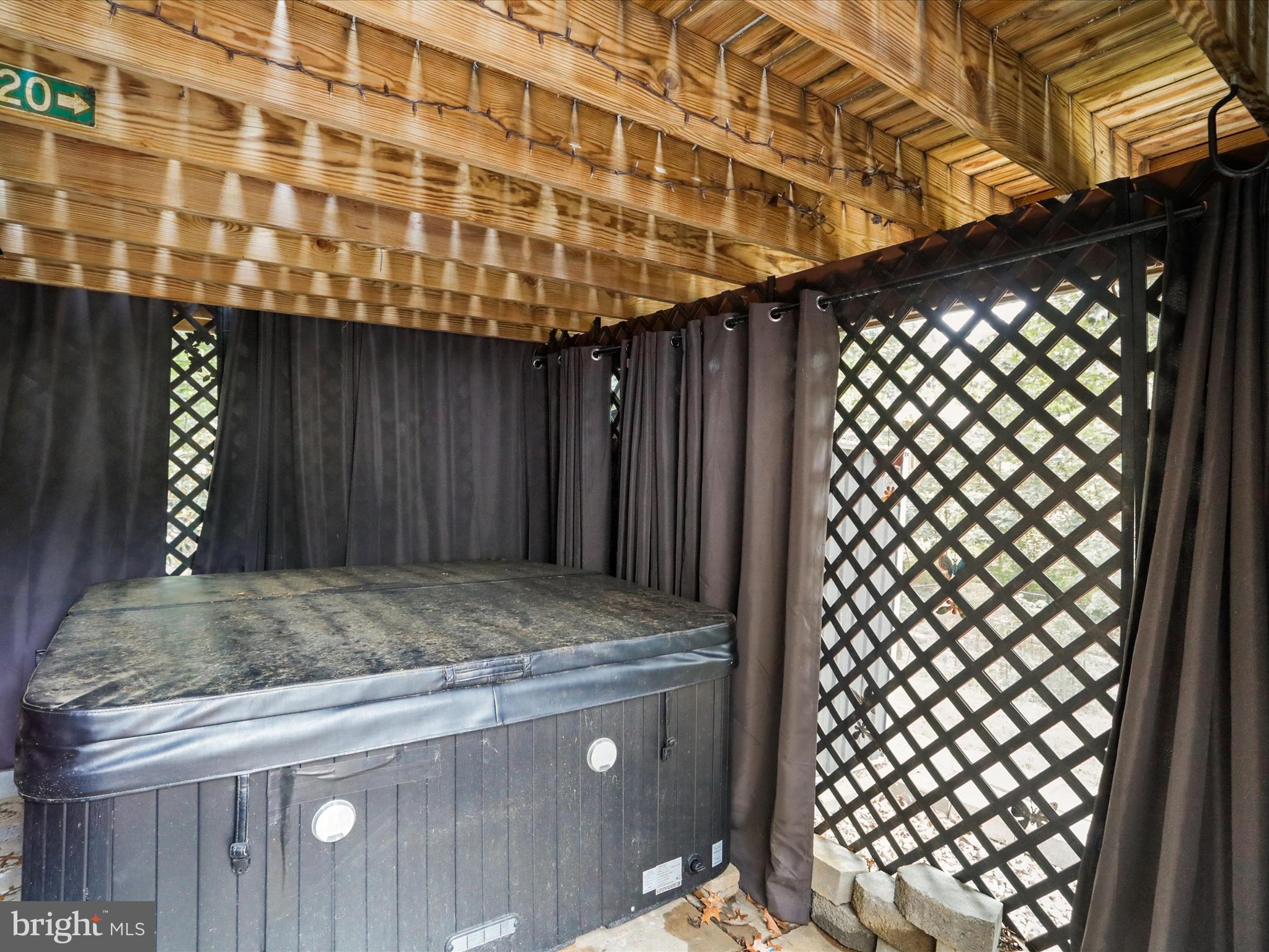 MIDDLE CREEK MANOR - Residential