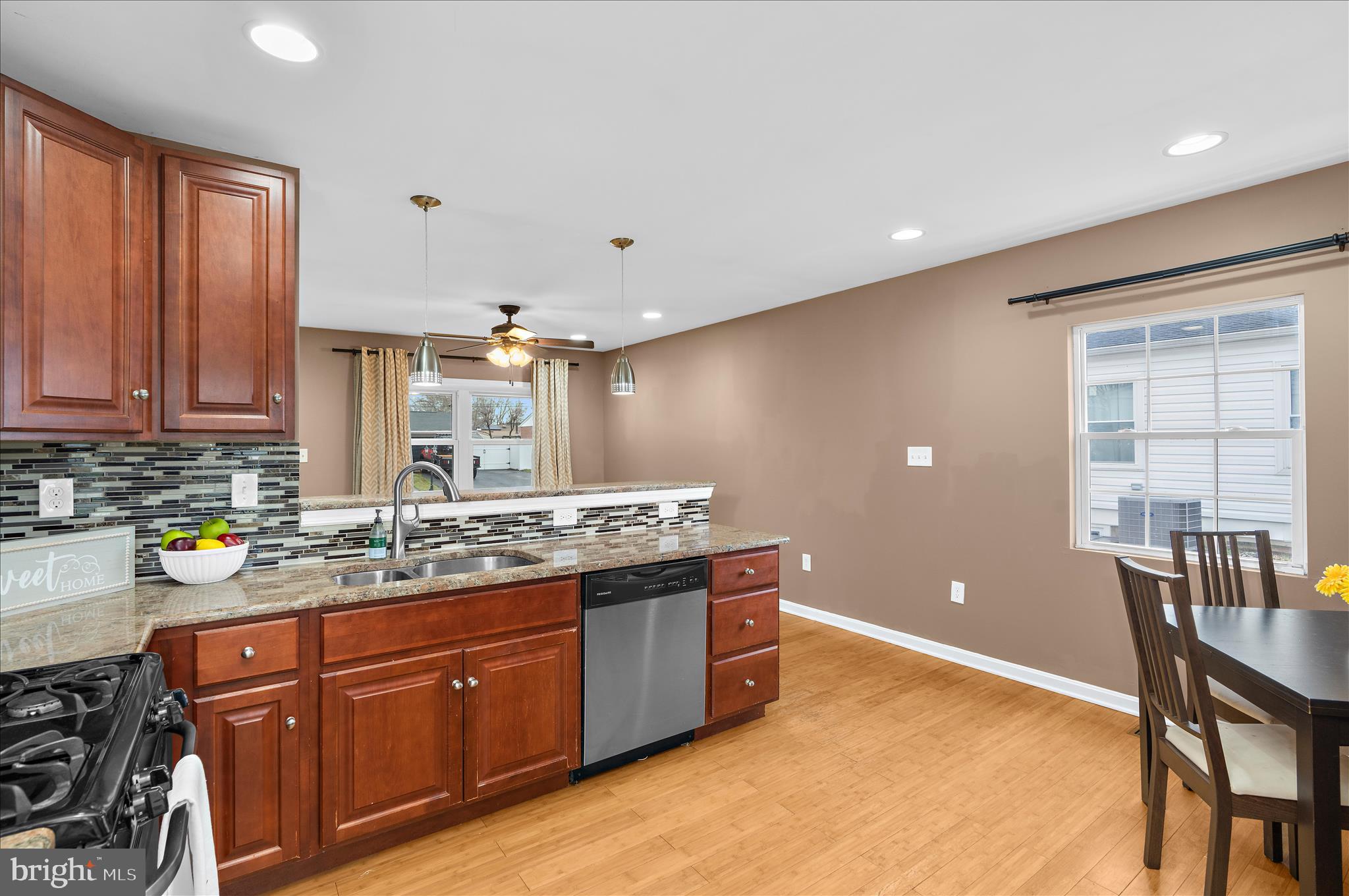 COUNTRY CLUB MANOR - Residential