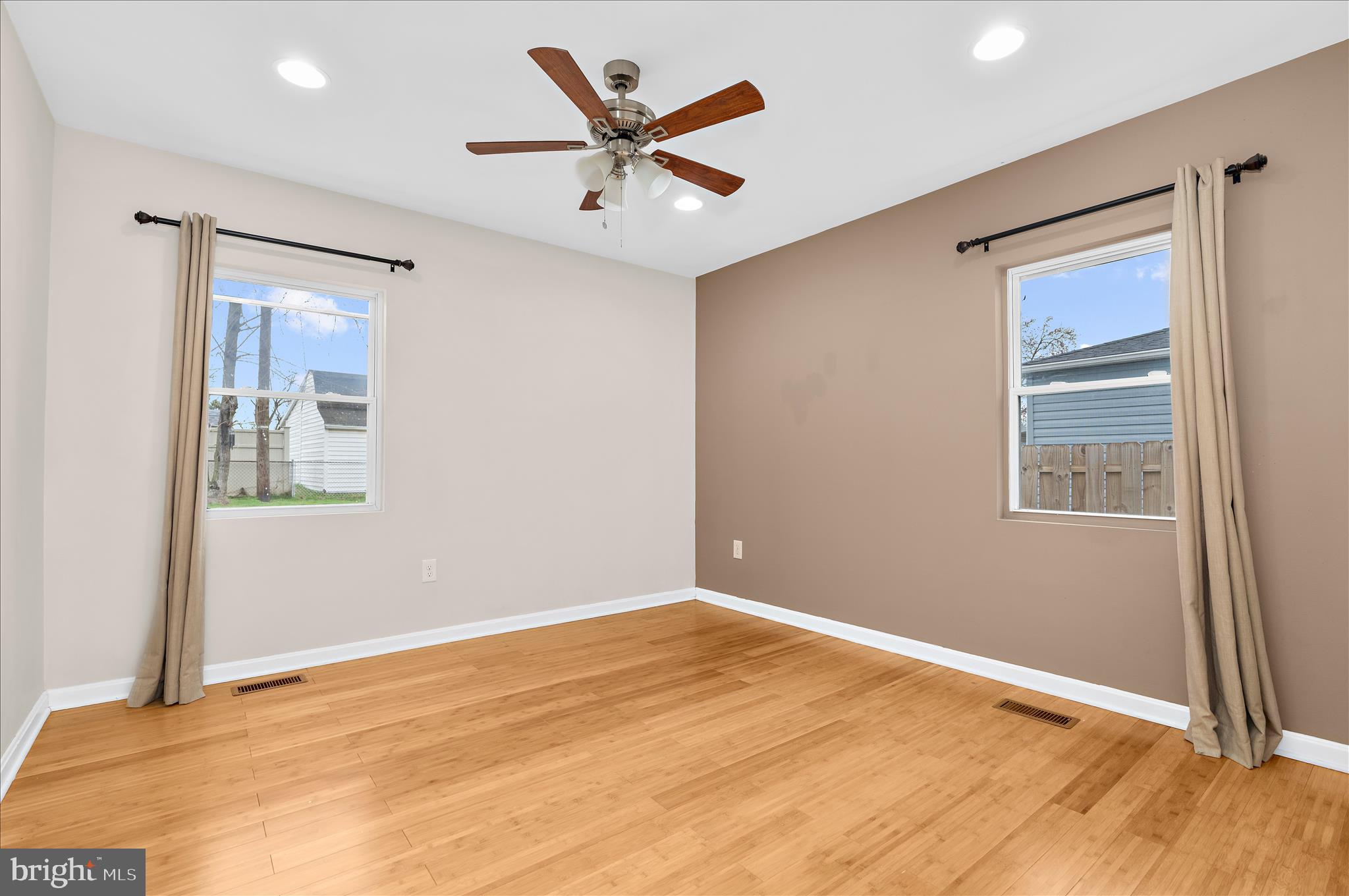 COUNTRY CLUB MANOR - Residential