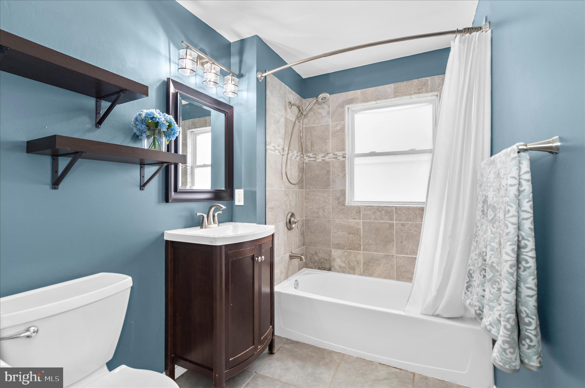 COUNTRY CLUB MANOR - Residential