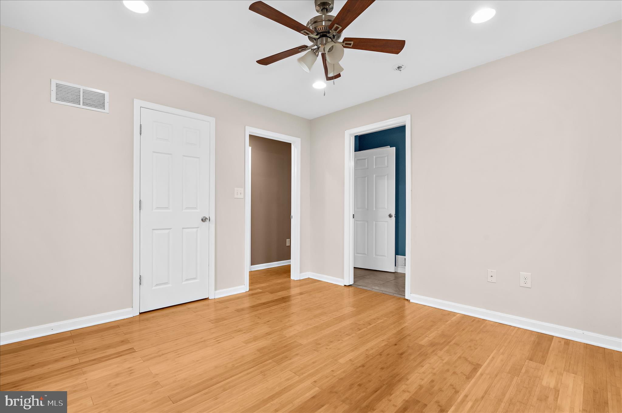 COUNTRY CLUB MANOR - Residential