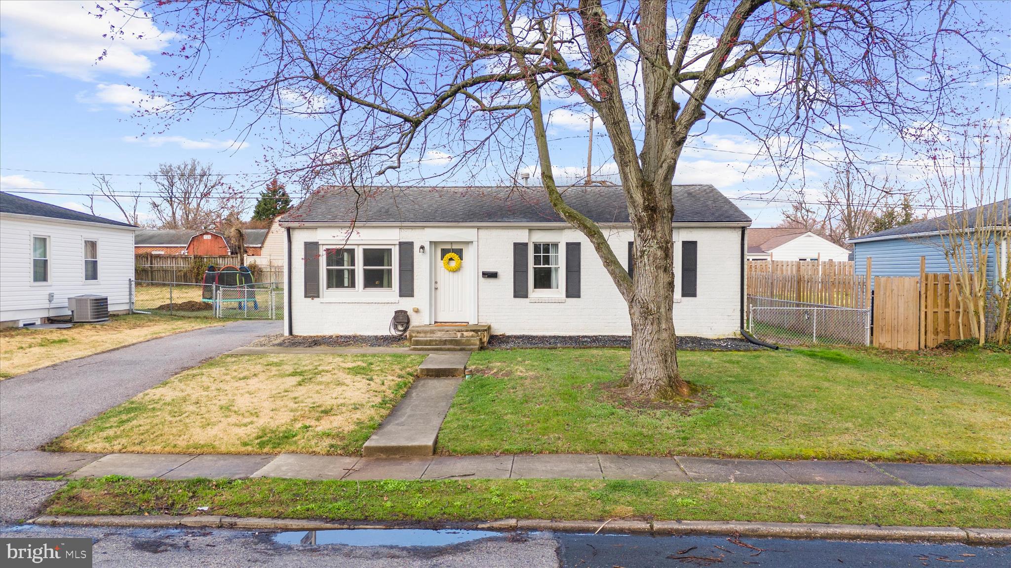 COUNTRY CLUB MANOR - Residential