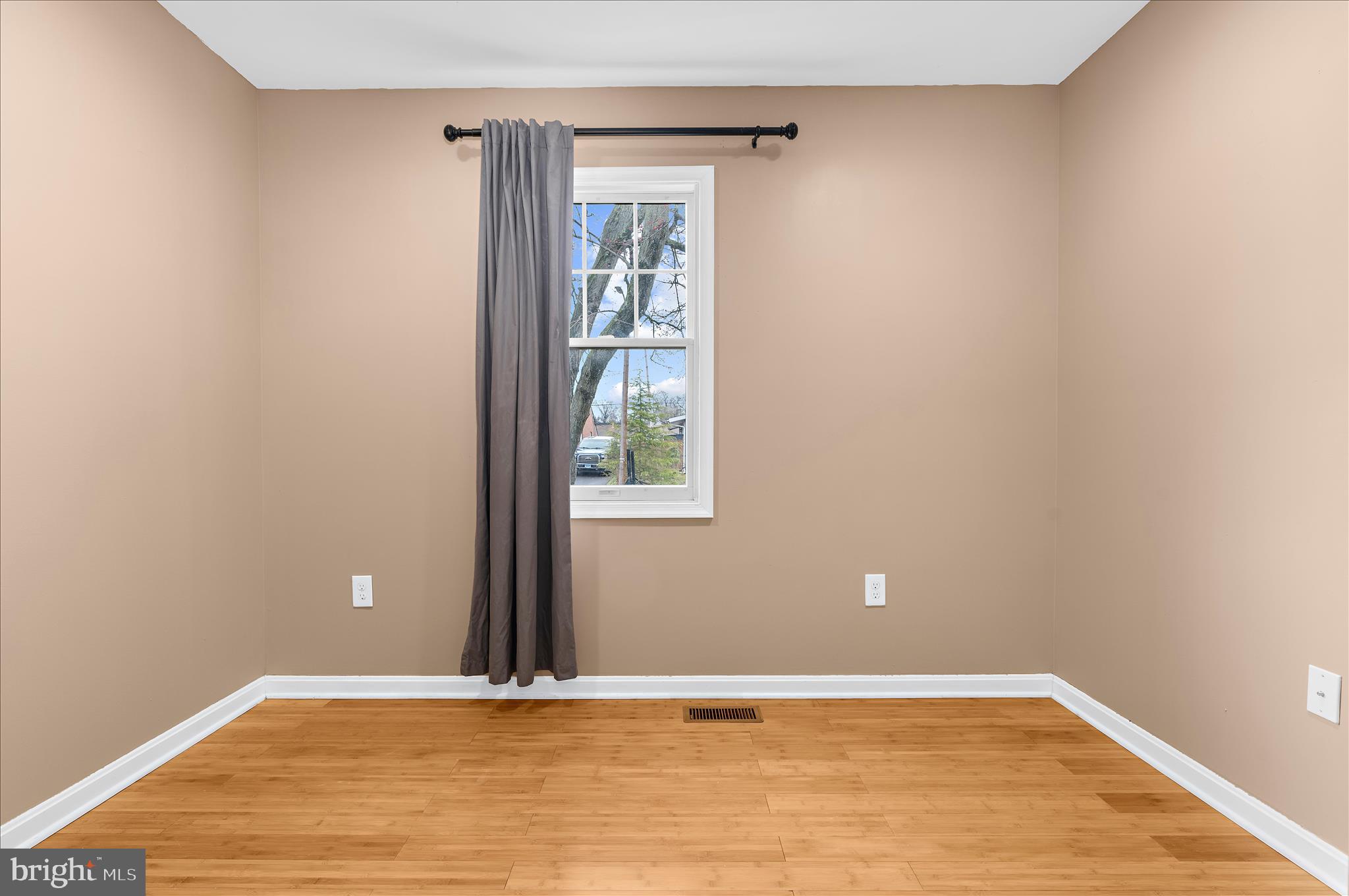 COUNTRY CLUB MANOR - Residential