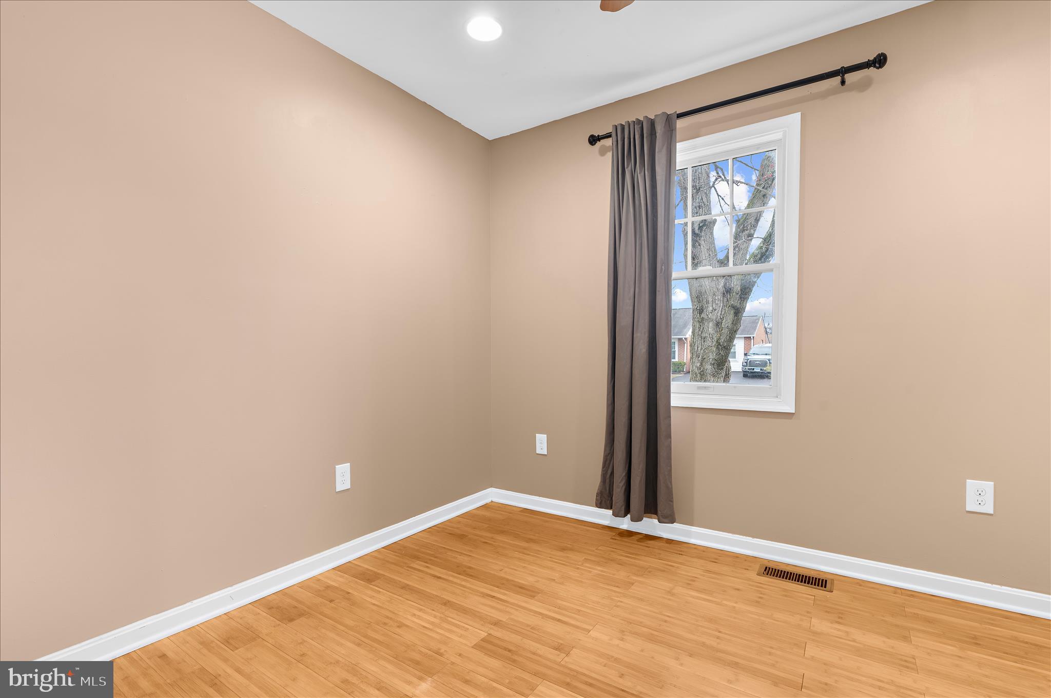 COUNTRY CLUB MANOR - Residential