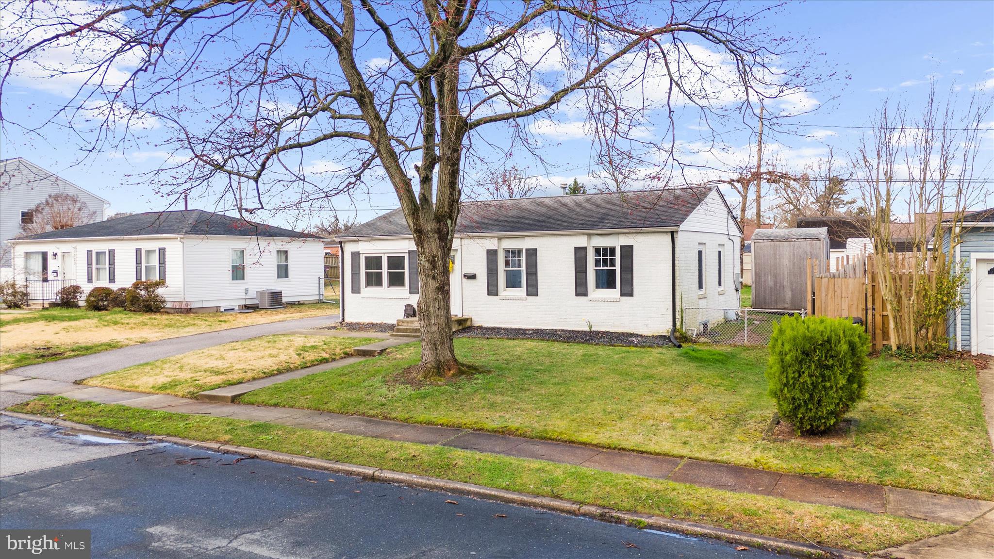 COUNTRY CLUB MANOR - Residential