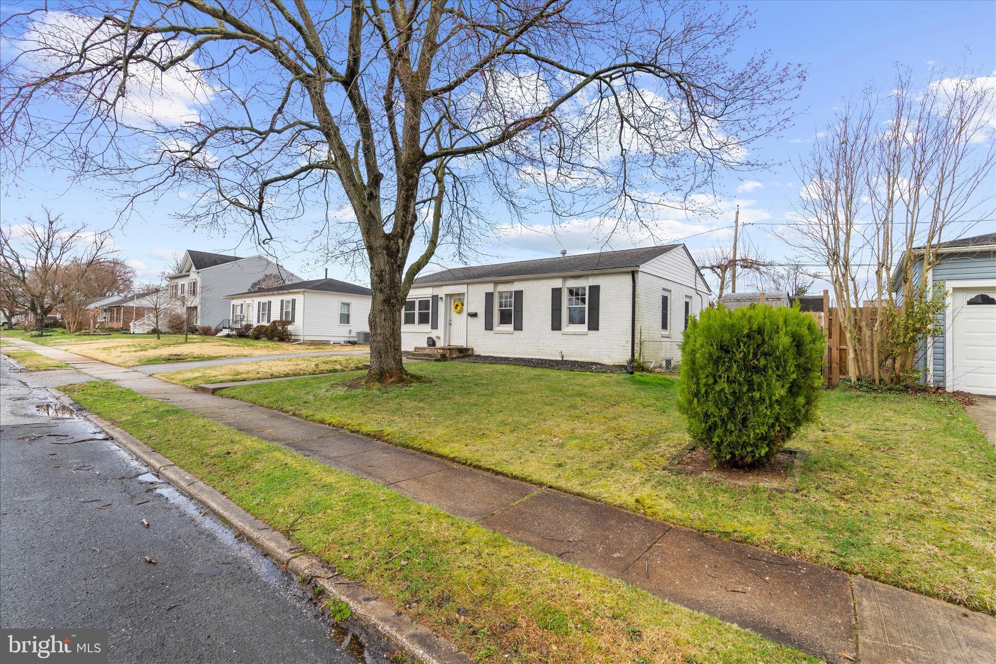 COUNTRY CLUB MANOR - Residential