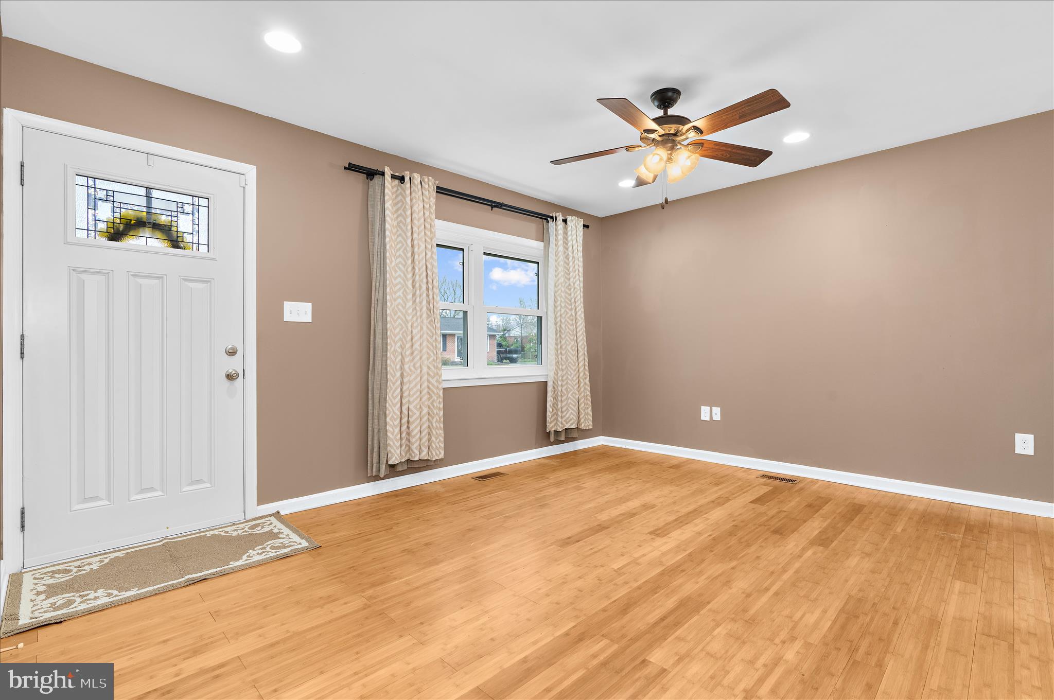 COUNTRY CLUB MANOR - Residential