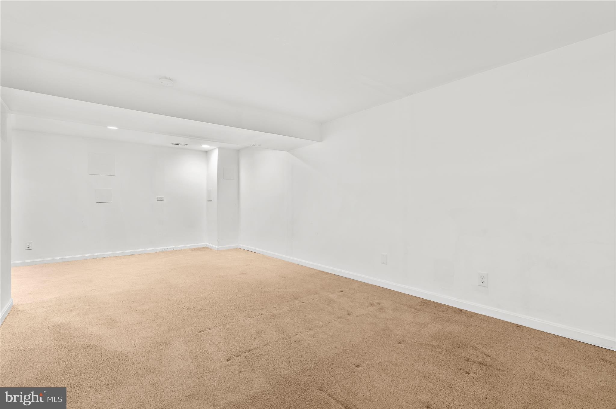 COUNTRY CLUB MANOR - Residential