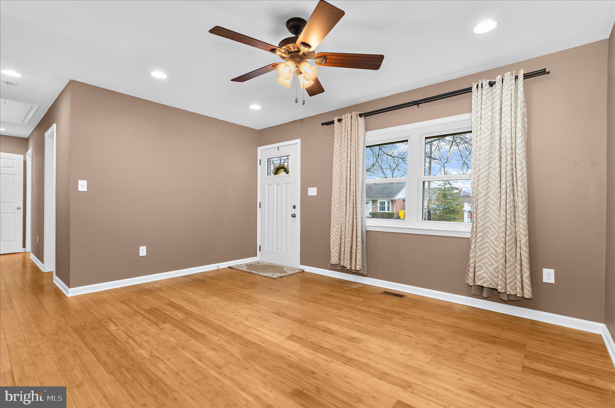 COUNTRY CLUB MANOR - Residential