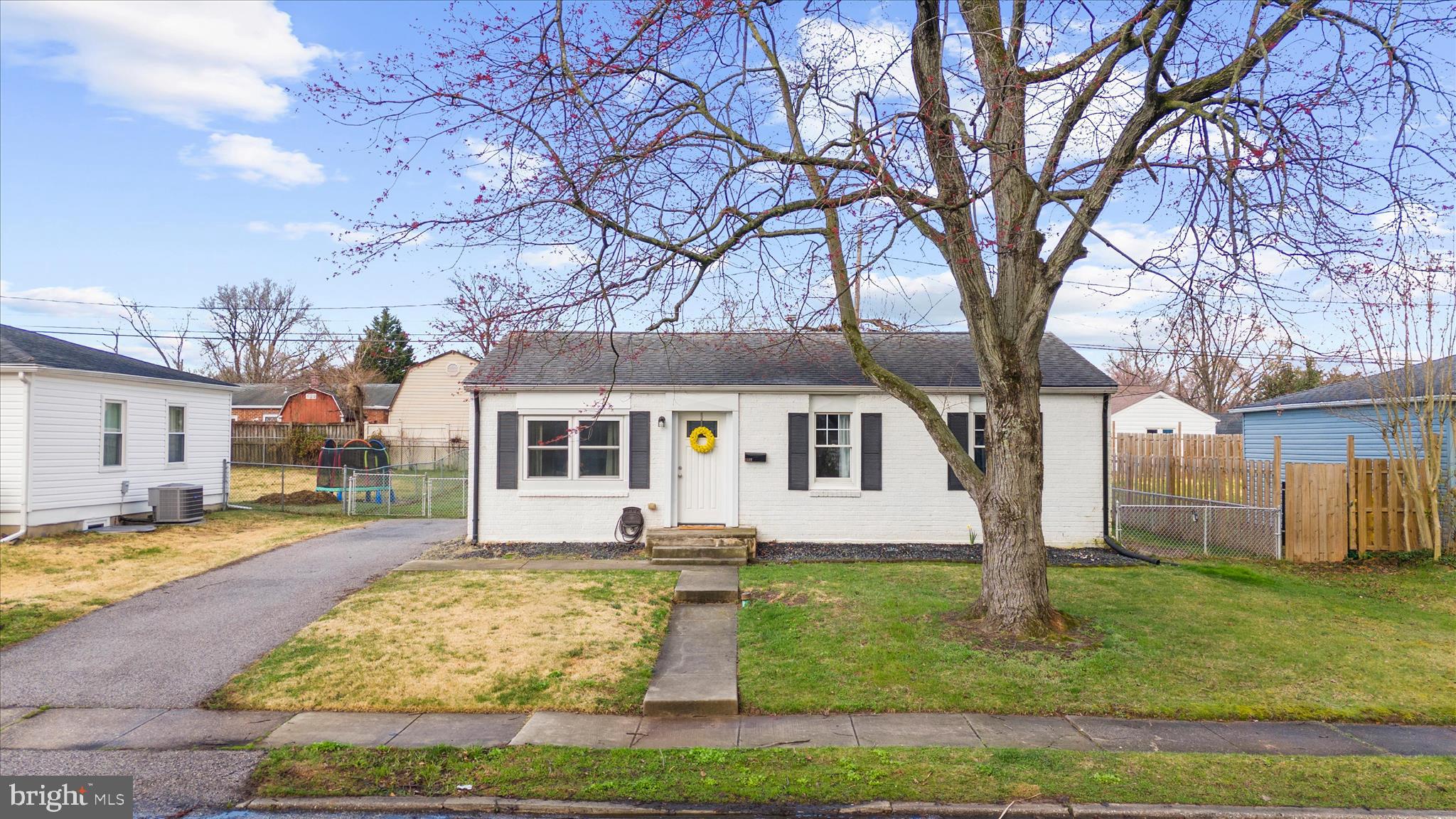 COUNTRY CLUB MANOR - Residential