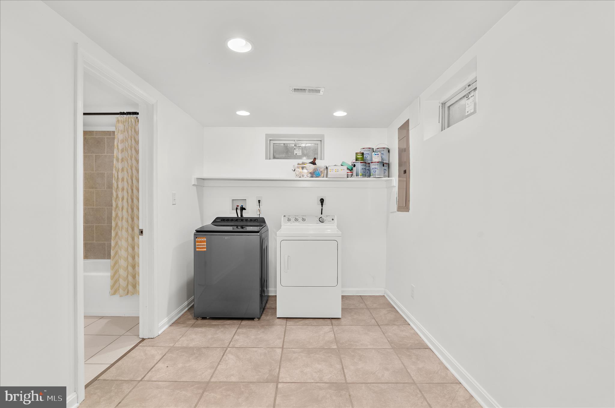 COUNTRY CLUB MANOR - Residential