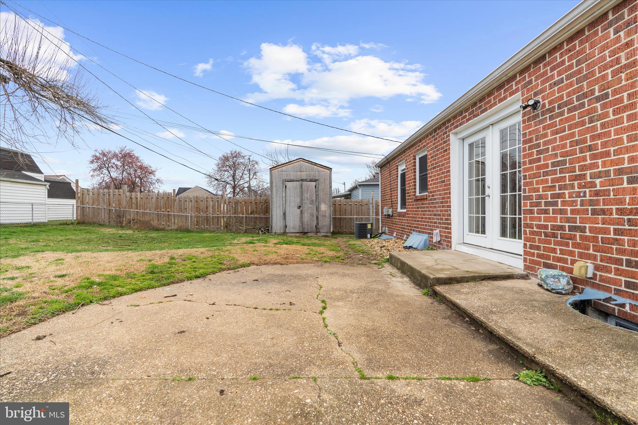 COUNTRY CLUB MANOR - Residential