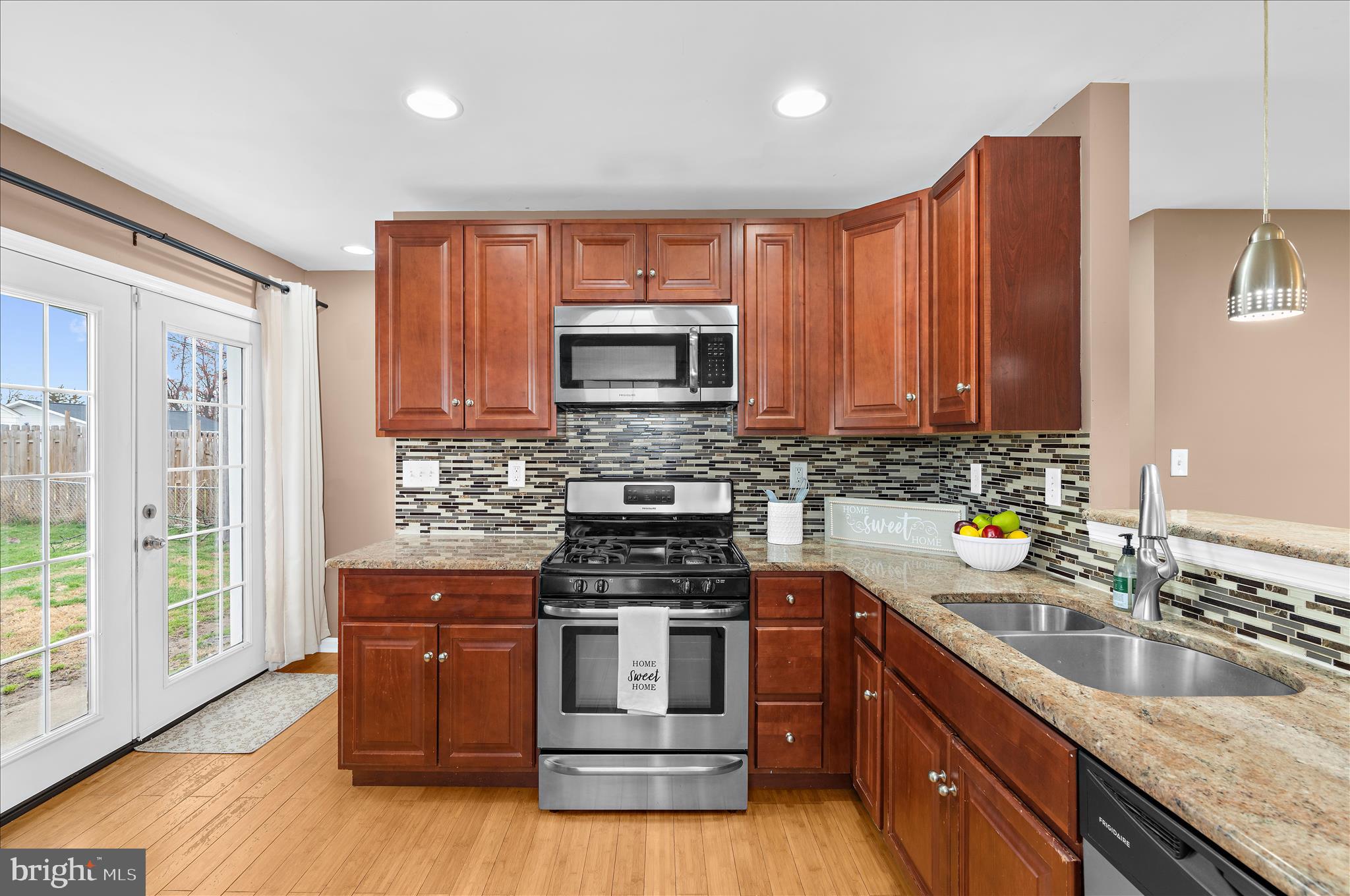 COUNTRY CLUB MANOR - Residential