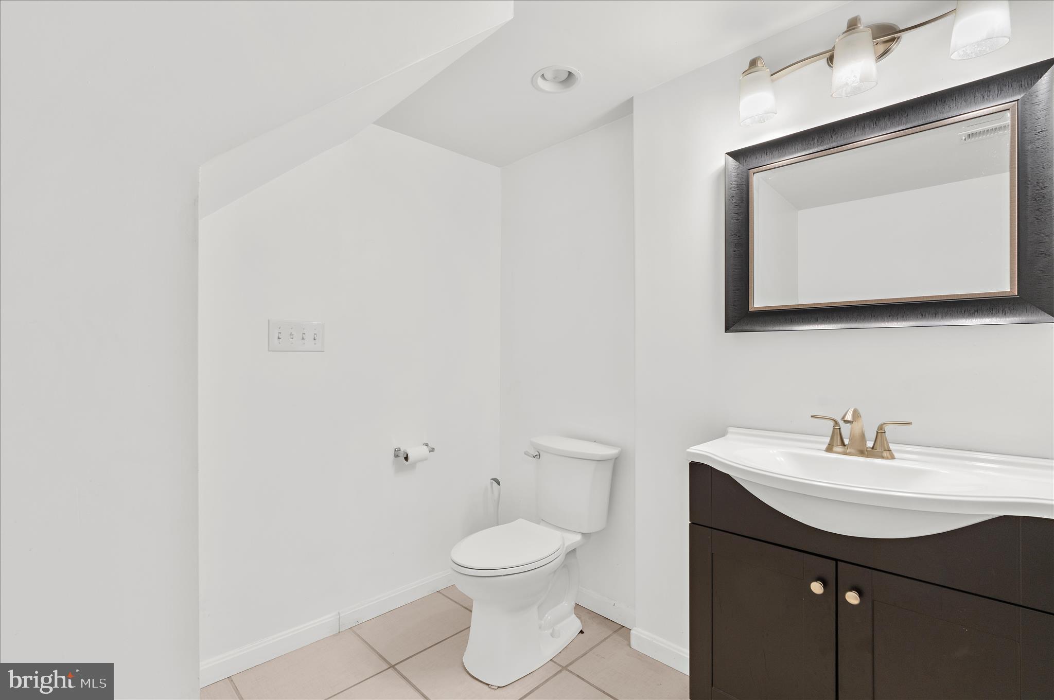 COUNTRY CLUB MANOR - Residential