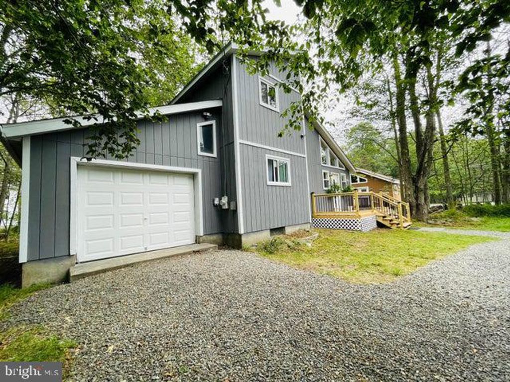 Photo of 1225 Country Place Dr, COOLBAUGH TOWNSHIP, PA 18466 (MLS # PAMR2005706)