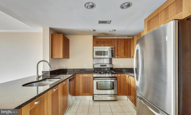 MIDTOWN ALEXANDRIA STATION CONDOMINIUM - Residential Lease