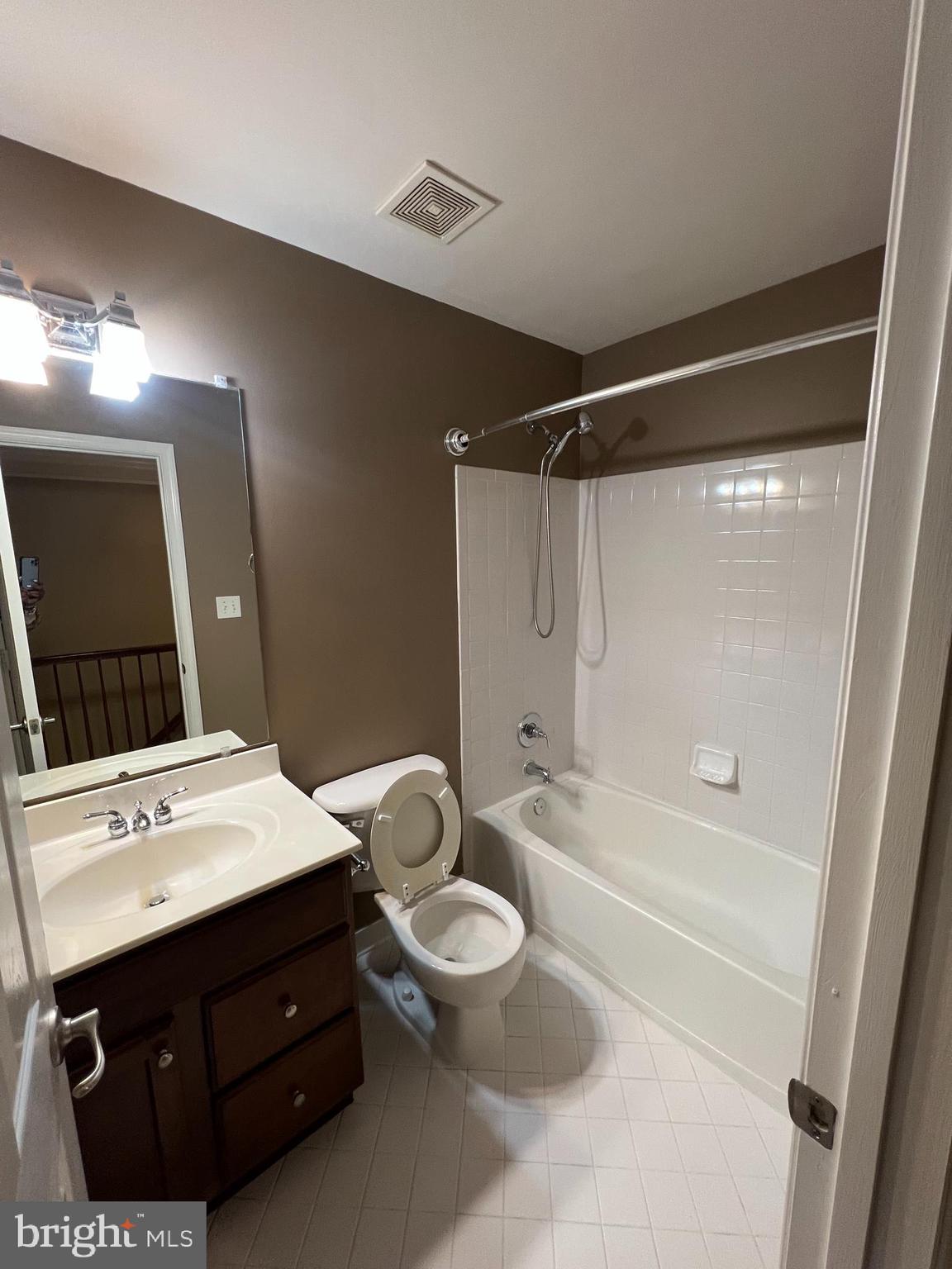 WOODVIEW VILLAGE - Residential Lease