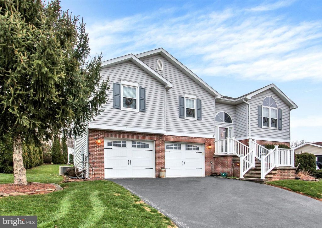 Photo of 2790 Butternut Lane, YORK, PA 17408 (MLS # PAYK2094980)
