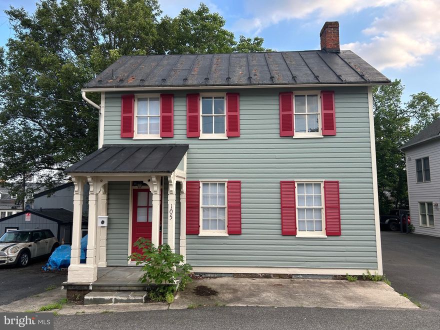 VICTORIAN IN HISTORIC DISTRICT with 1 bedroom, PLUS DEN, 1 bath, large living room and eat-in kitchen, large private back deck. Carpeting upstairs and Luxury Vinyl Planking on main level. Well located, off Loudoun and King St, Tenant pays rent, utilities and $35 /month resident fee.