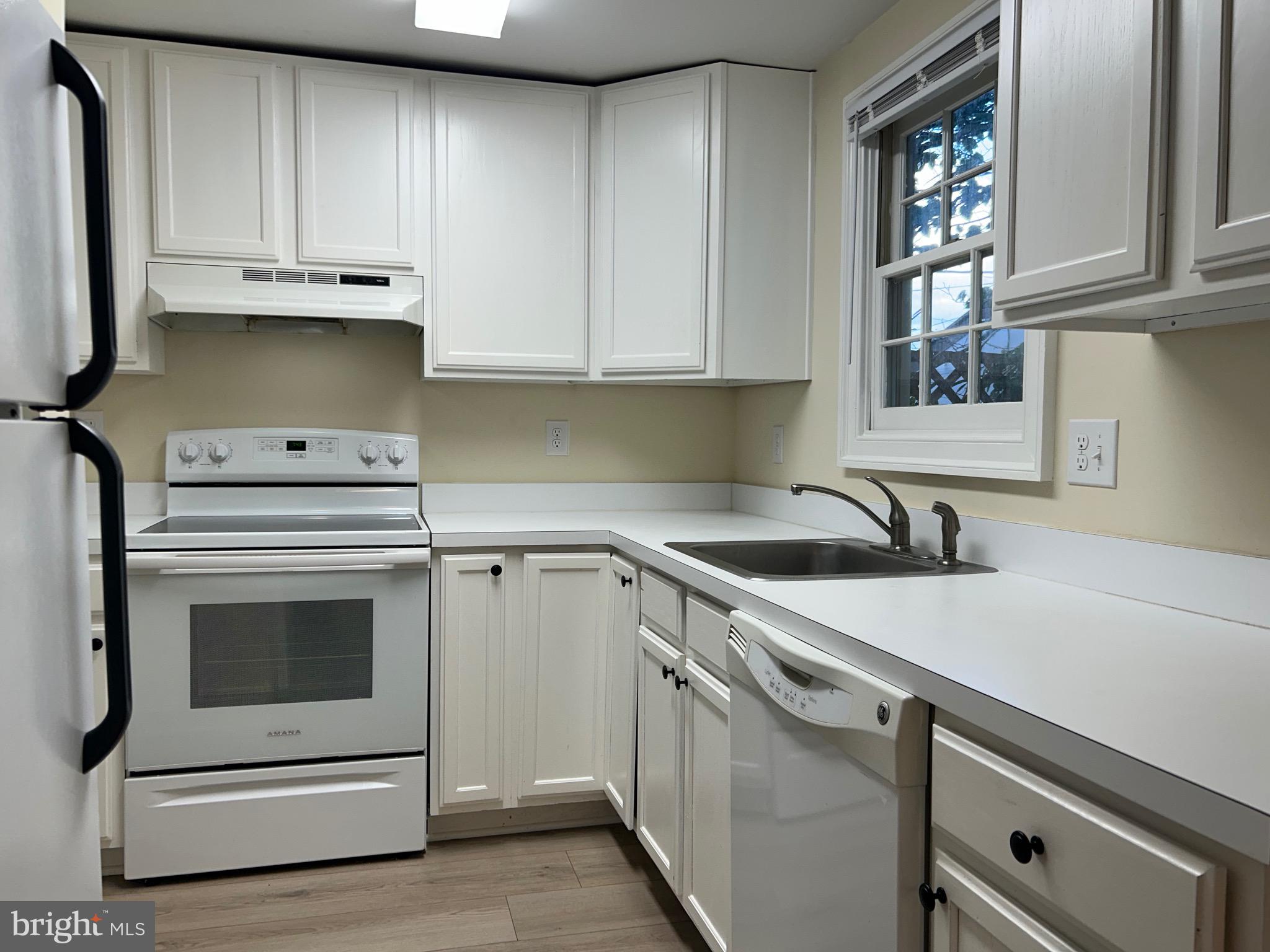 COLONIAL SQUARE - Residential Lease