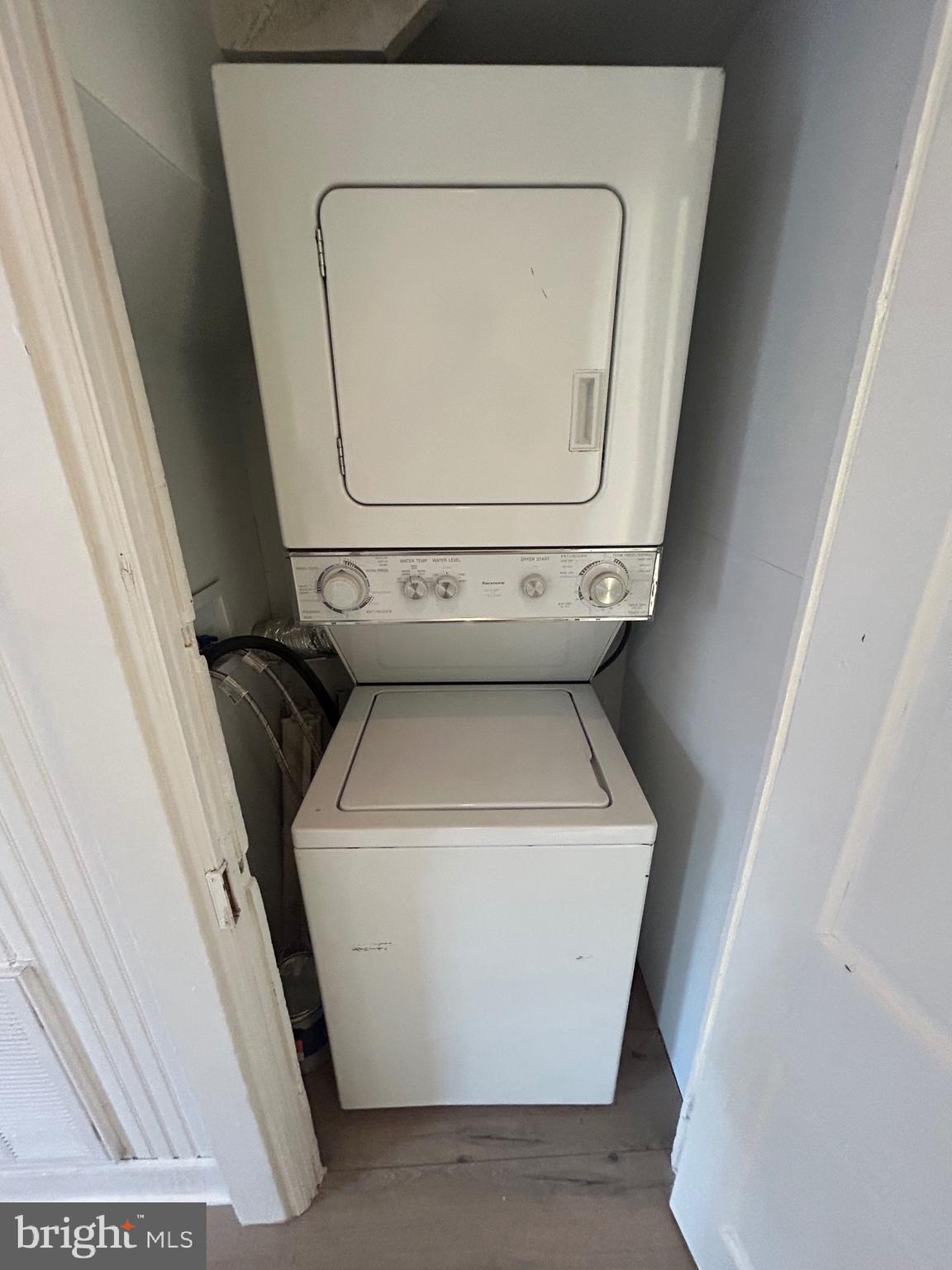 COLONIAL SQUARE - Residential Lease