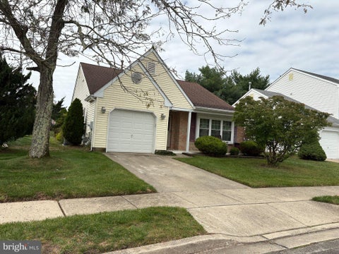 Photo of 342 Martinique Drive, WILLIAMSTOWN, NJ 08094 (MLS # NJGL2080028)